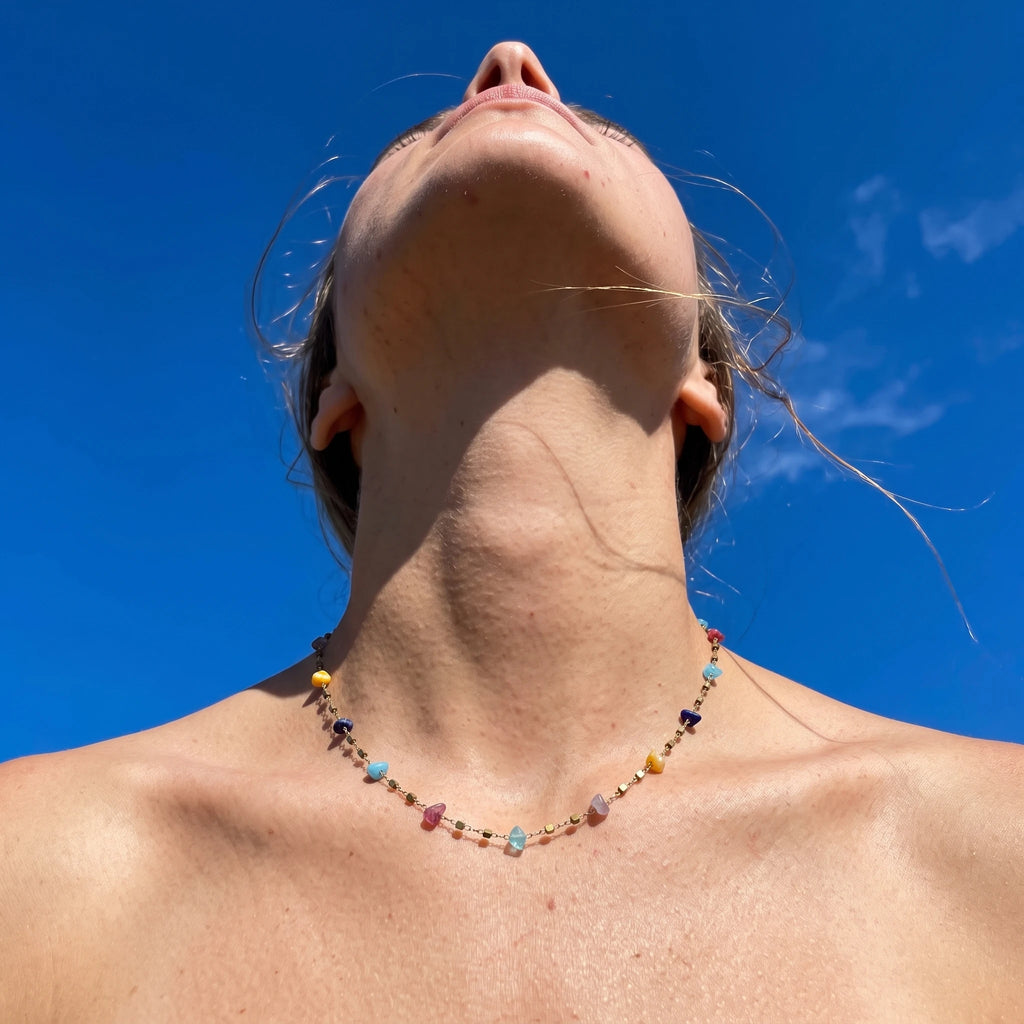 QIAOREN 13541 Dainty Mixed Color Irregular Natural Chip Stone Station Necklace, Tiny Multicolor Crystal Chain Necklace