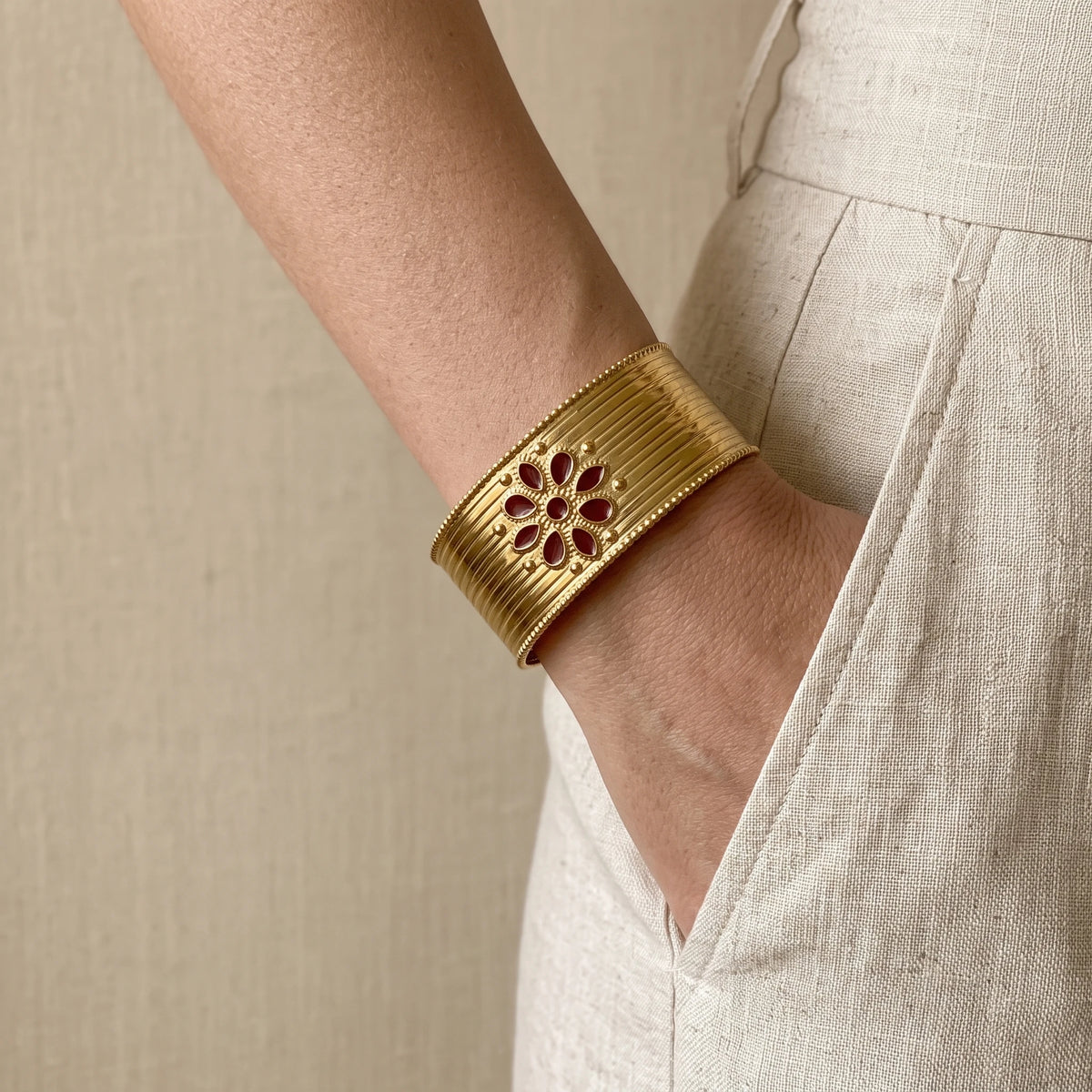 QIAOREN 14102-23 Stainless Steel Floral Wide Cuff Bracelet Adjustable Waterproof Hypoallergenic Jewelry OEM ODM