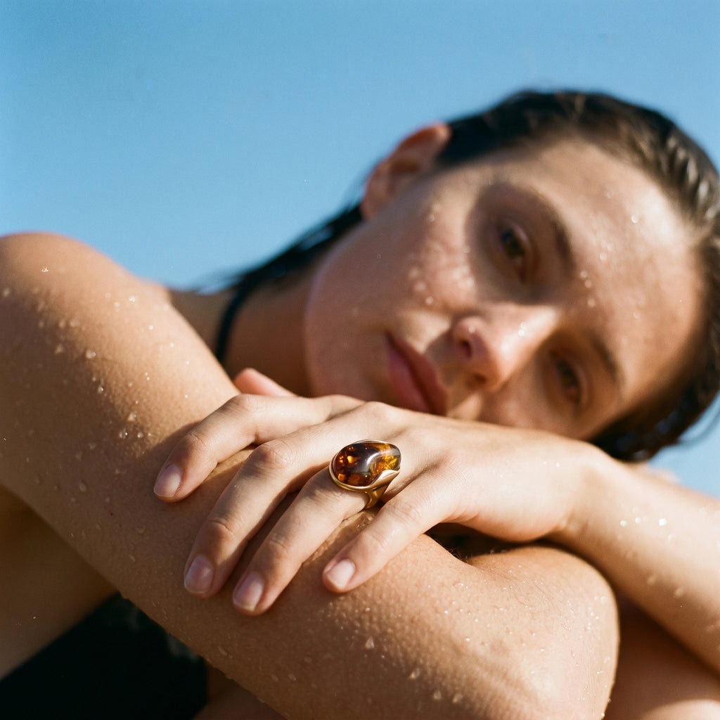 QIAOREN 11307 Hypoallergenic Tarnish Resistant 18K Gold Plated Stainless Steel Irregular Pebble Resin Cocktail Ring