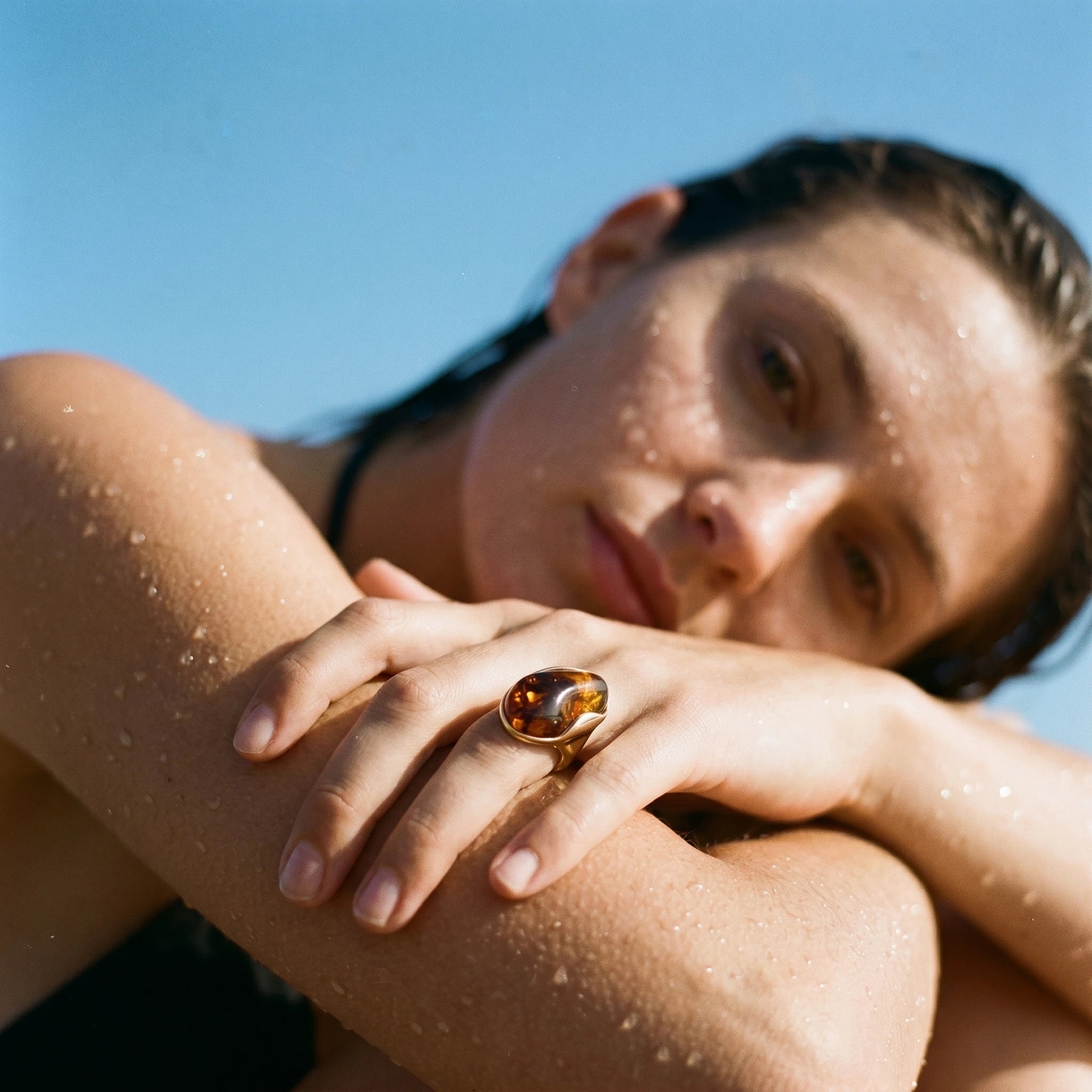 QIAOREN 11307 Hypoallergenic Tarnish Resistant 18K Gold Plated Stainless Steel Irregular Pebble Resin Cocktail Ring