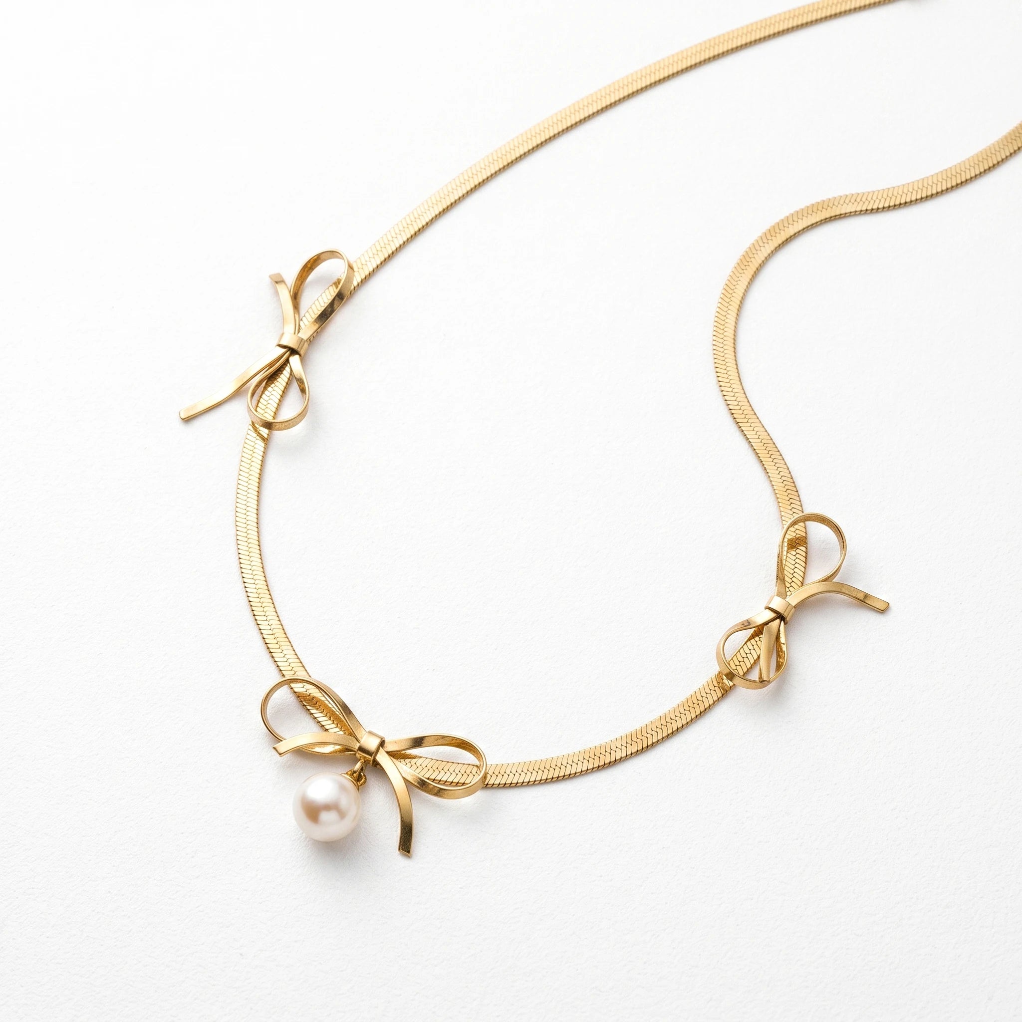 QIAOREN 13752 Flat Herringbone Snake Choker Necklace with Three Metal Bow Charms Hanging Single White Pearl