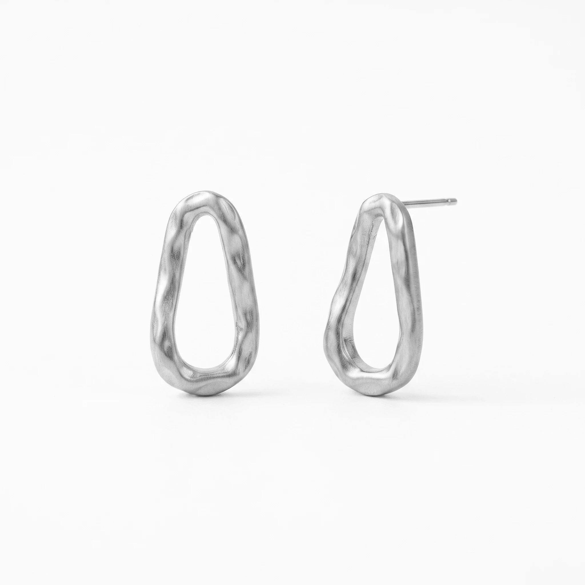 QIAOREN 14013 Matte Gold Irregular Teardrop Hollow Hoop Stud Earrings, Hammered Textured Abstract Oval Ear Stud Jewelry Gift