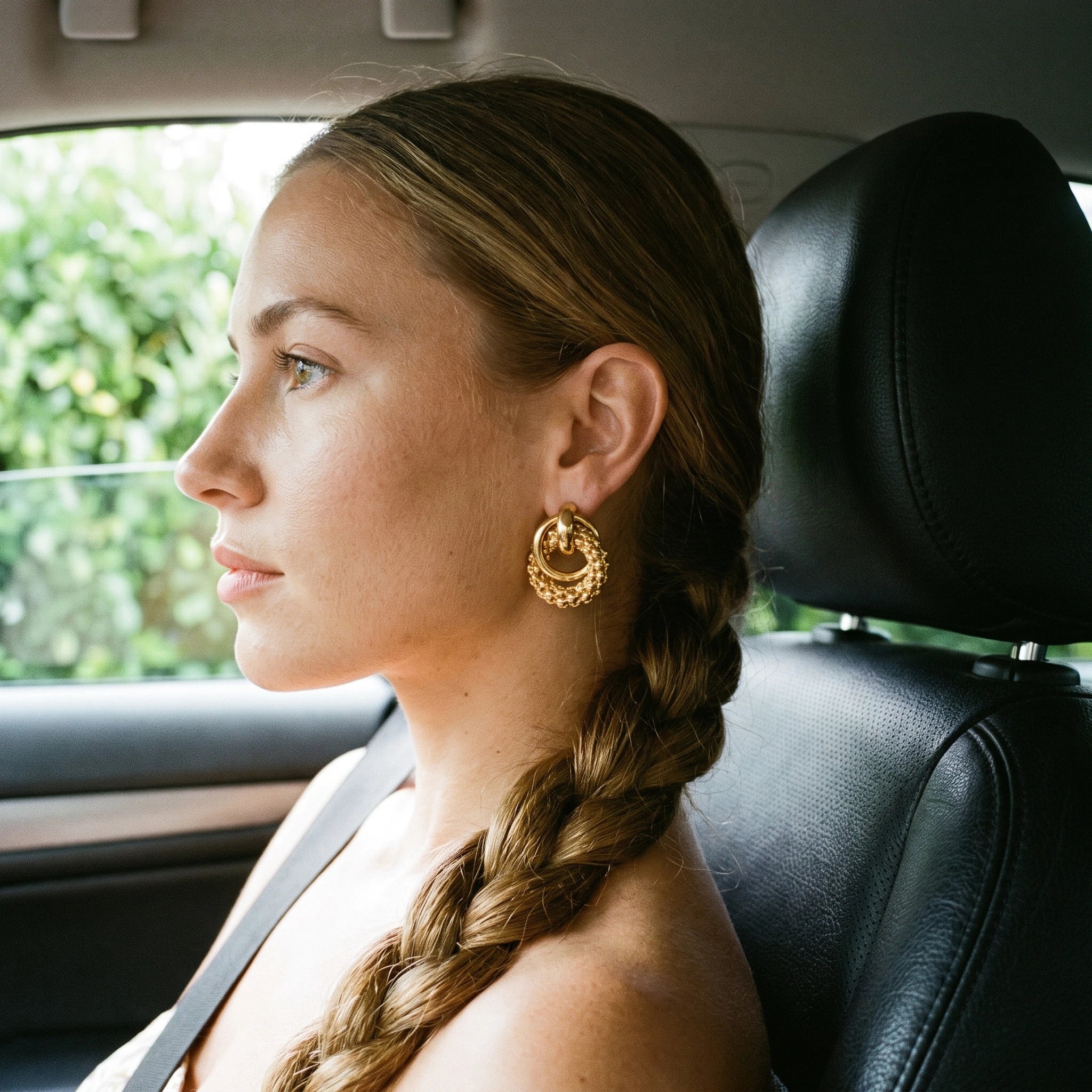 QIAOREN 14538 Beaded Ring Interlocking Stud Earrings, Textured & Polished Gold Metal Earrings, Hypoallergenic Jewelry Gift