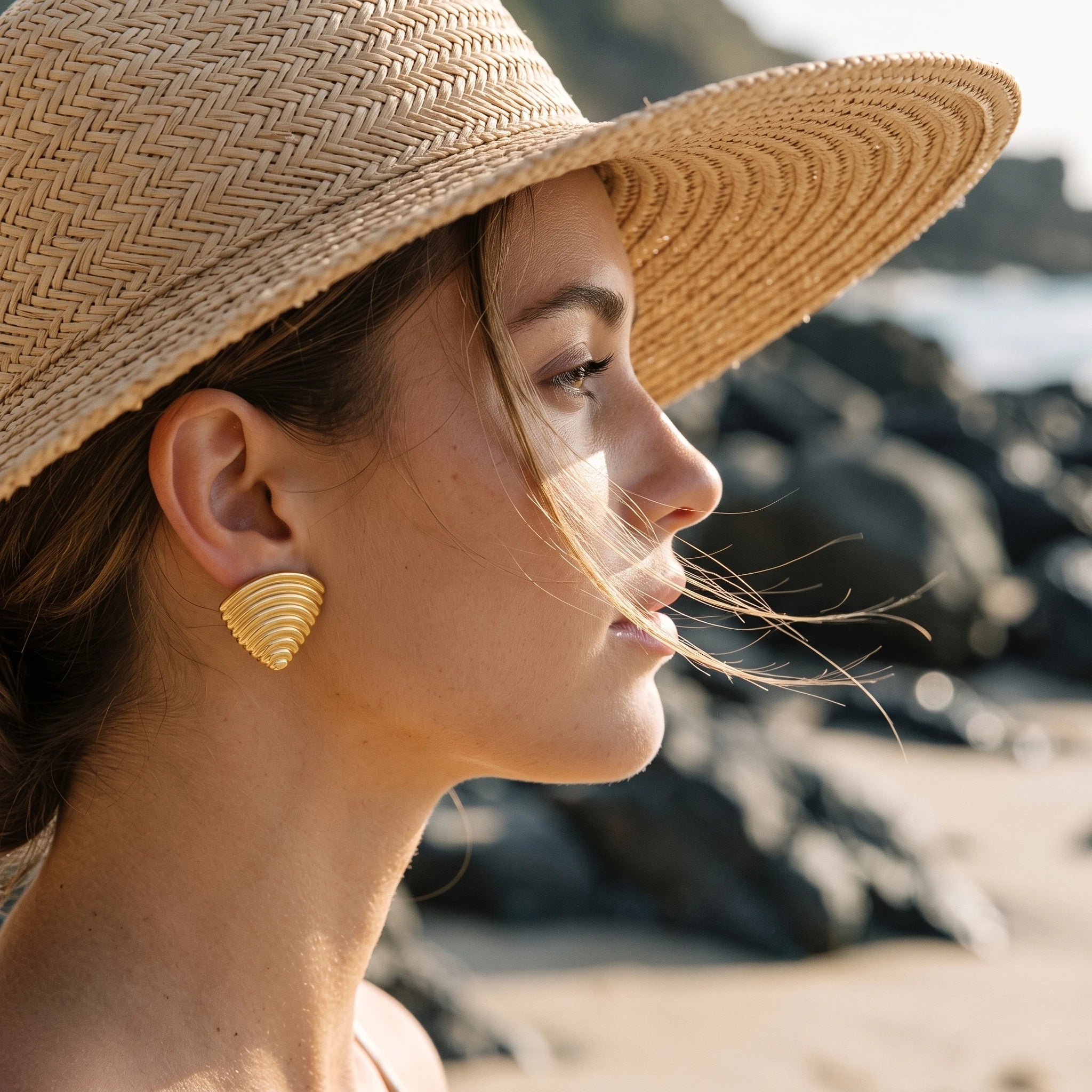 QIAOREN 14057 Polished Gold Ridged Conical Shell Stud Earrings, Horizontal Fluted Triangle Seashell Shape Ear Stud Jewelry Gift