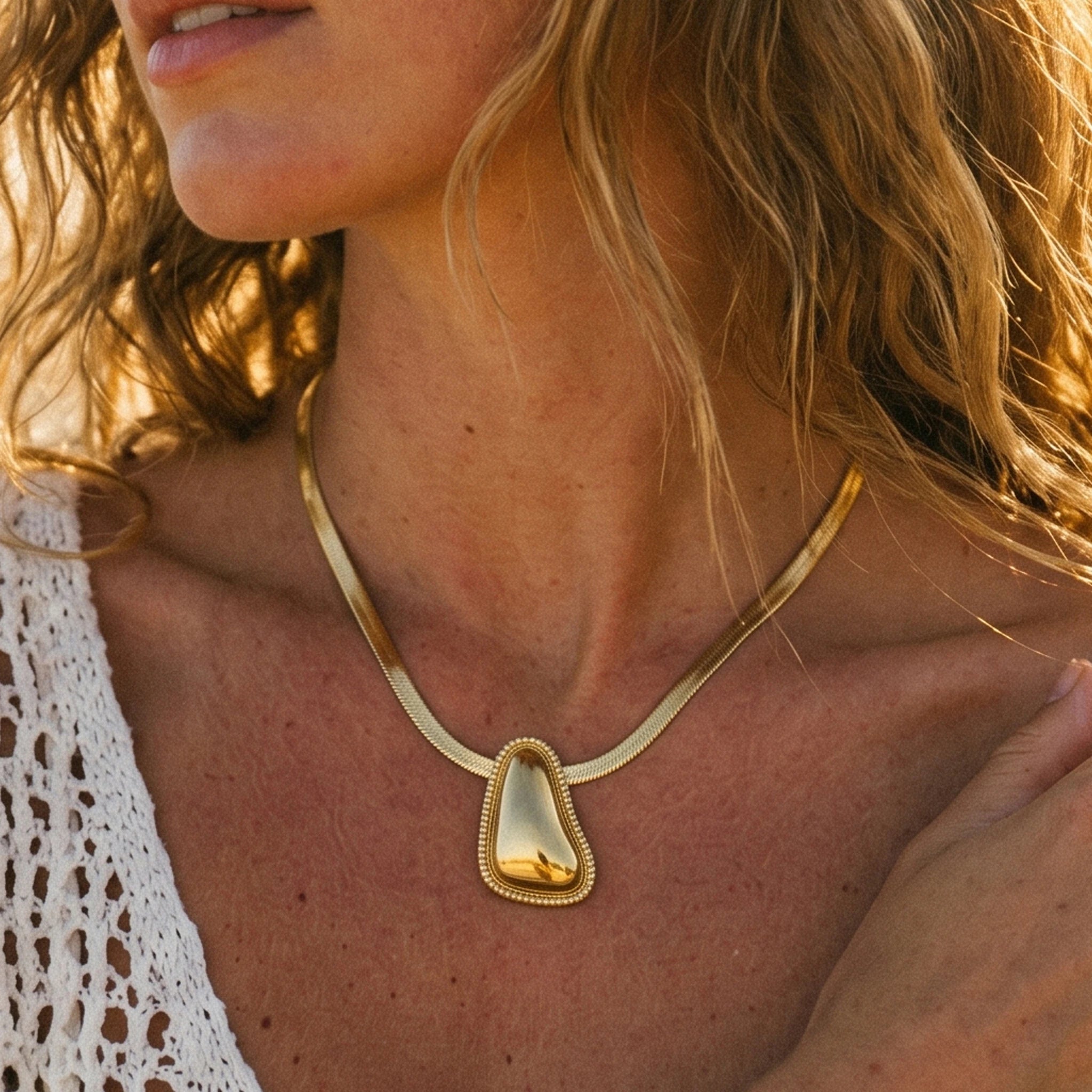 QIAOREN 11835 Stainless Steel Gold Herringbone Chain Necklace Irregular Teardrop Pendant Adjustable Women Jewelry