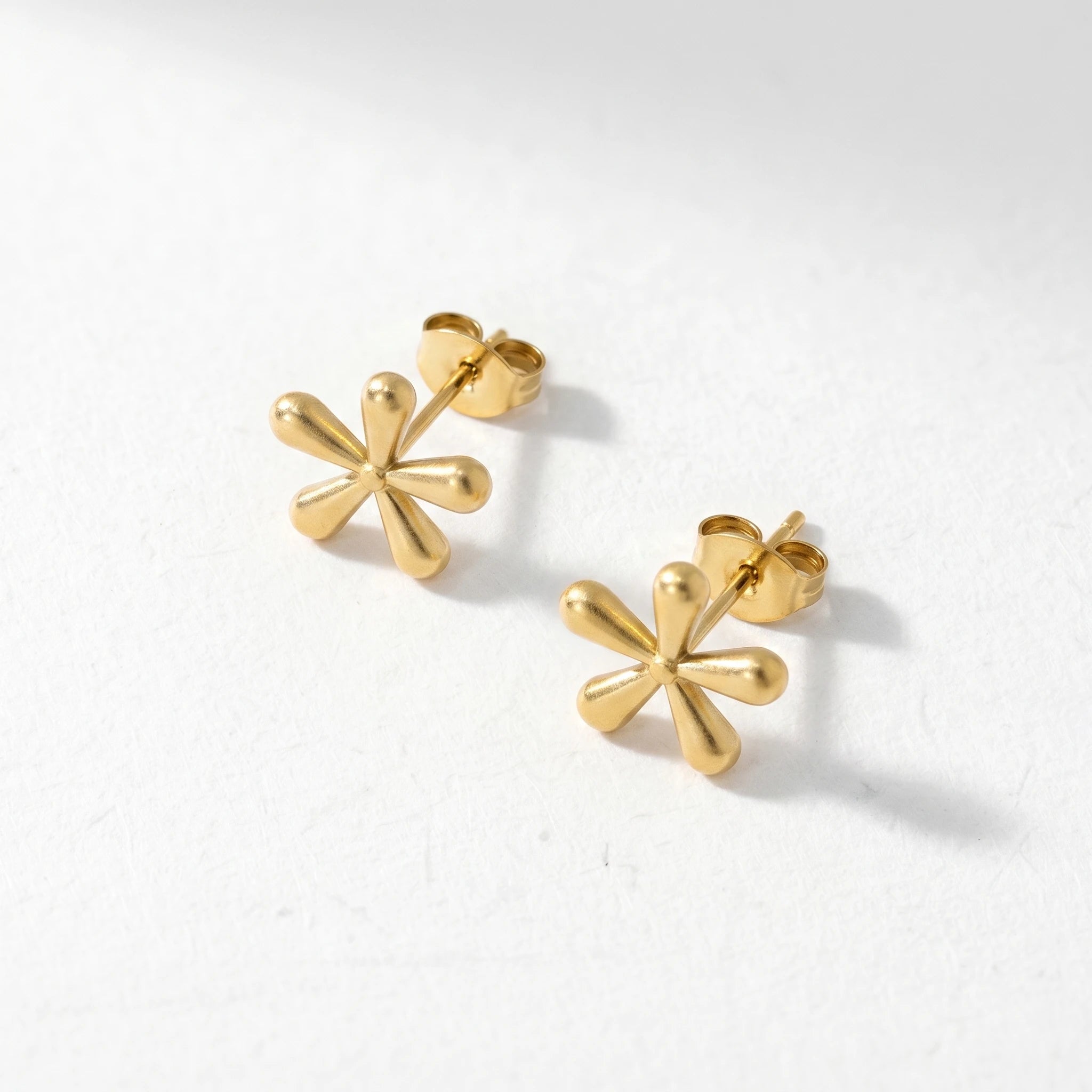QIAOREN 11793Elegant Minimalist Matte Gold Flower Earrings Stainless Steel Puffy Floral Studs Jewelry for Women US EU Hot Sale