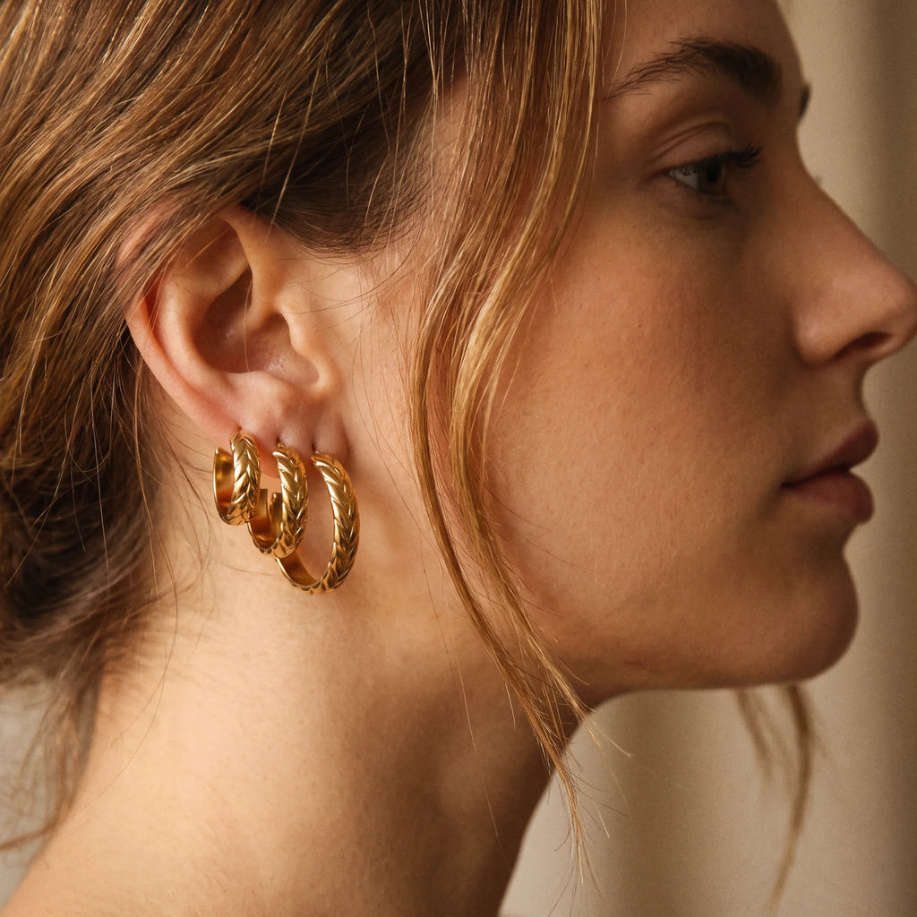 QIAOREN14603Gold Stainless Steel Hoop Earrings Wheat Texture Huggie Earrings Waterproof Hypoallergenic Fashion Jewelry for Women