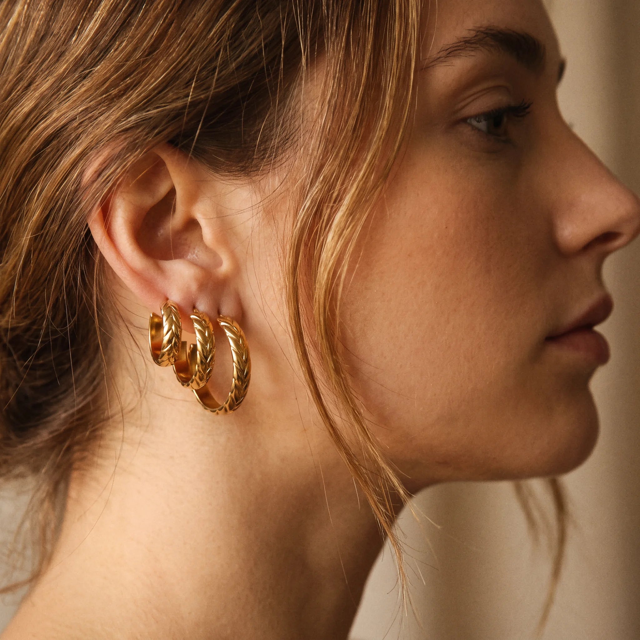 QIAOREN14603Gold Stainless Steel Hoop Earrings Wheat Texture Huggie Earrings Waterproof Hypoallergenic Fashion Jewelry for Women