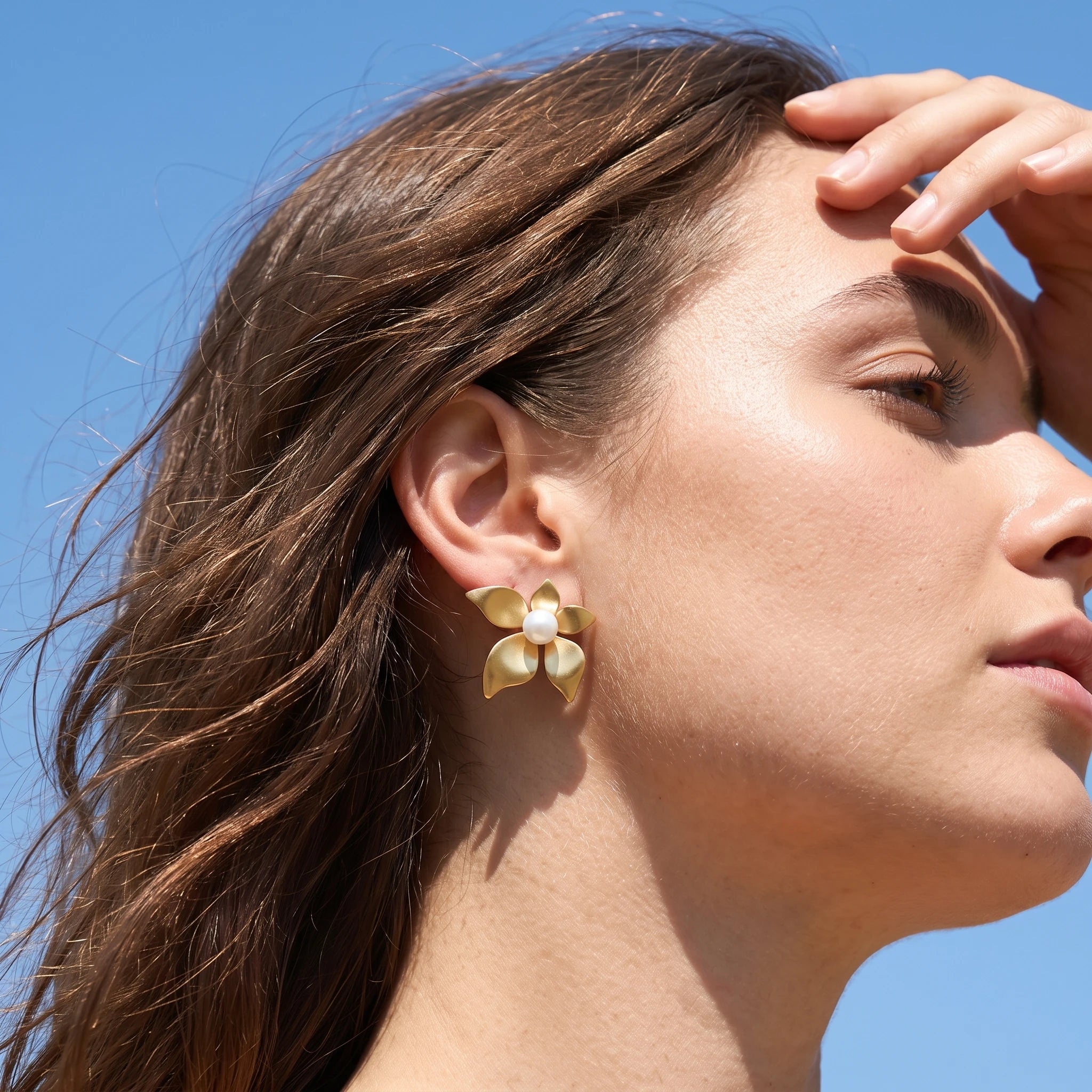 QIAOREN 13999 Matte Gold Five Petal Flower Stud Earrings with Central Round Pearl Inlay, Floral Pearl Ear Stud Jewelry Gift