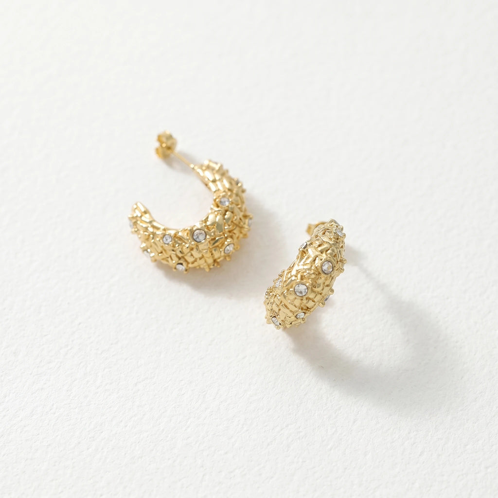 QIAOREN 12456 Niche Woven Grain Textured Half Hoop Studs Glossy Gold Stainless Steel Waterproof Paved Crystal Huggie Earrings
