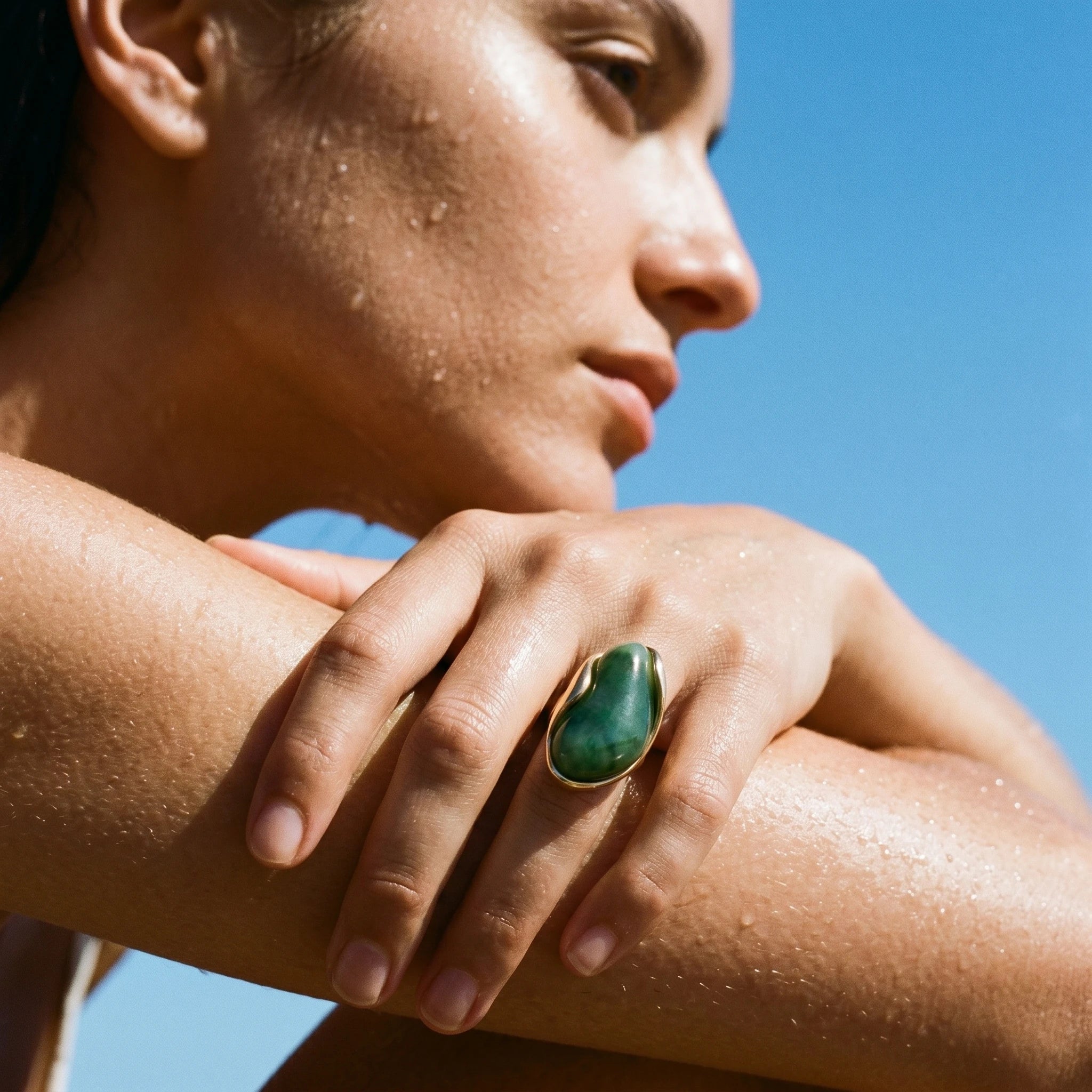 QIAOREN 11307 Hypoallergenic Tarnish Resistant 18K Gold Plated Stainless Steel Irregular Pebble Resin Cocktail Ring