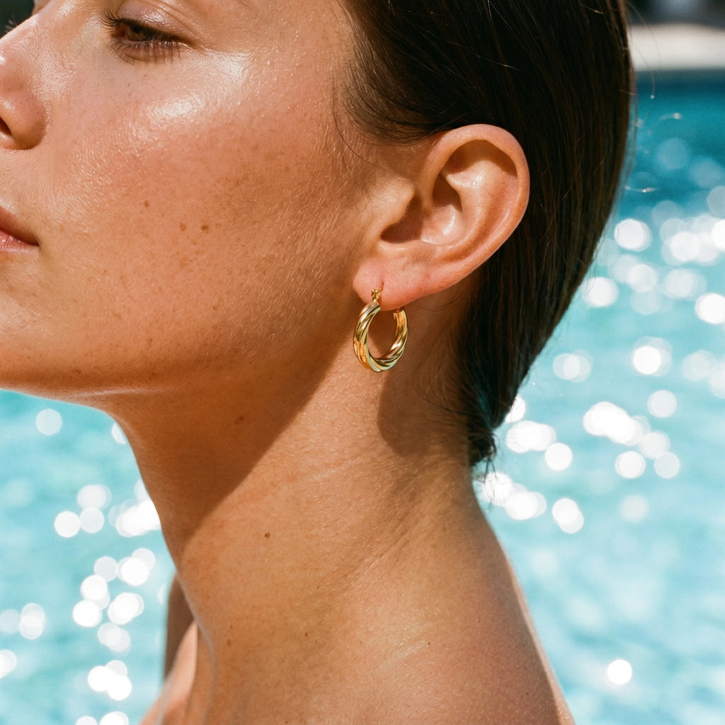 QIAOREN 12387 Twisted Texture Gold Huggie Hoop Earrings Waterproof Stainless Steel 18K PVD Plated Minimalist Daily Jewelry