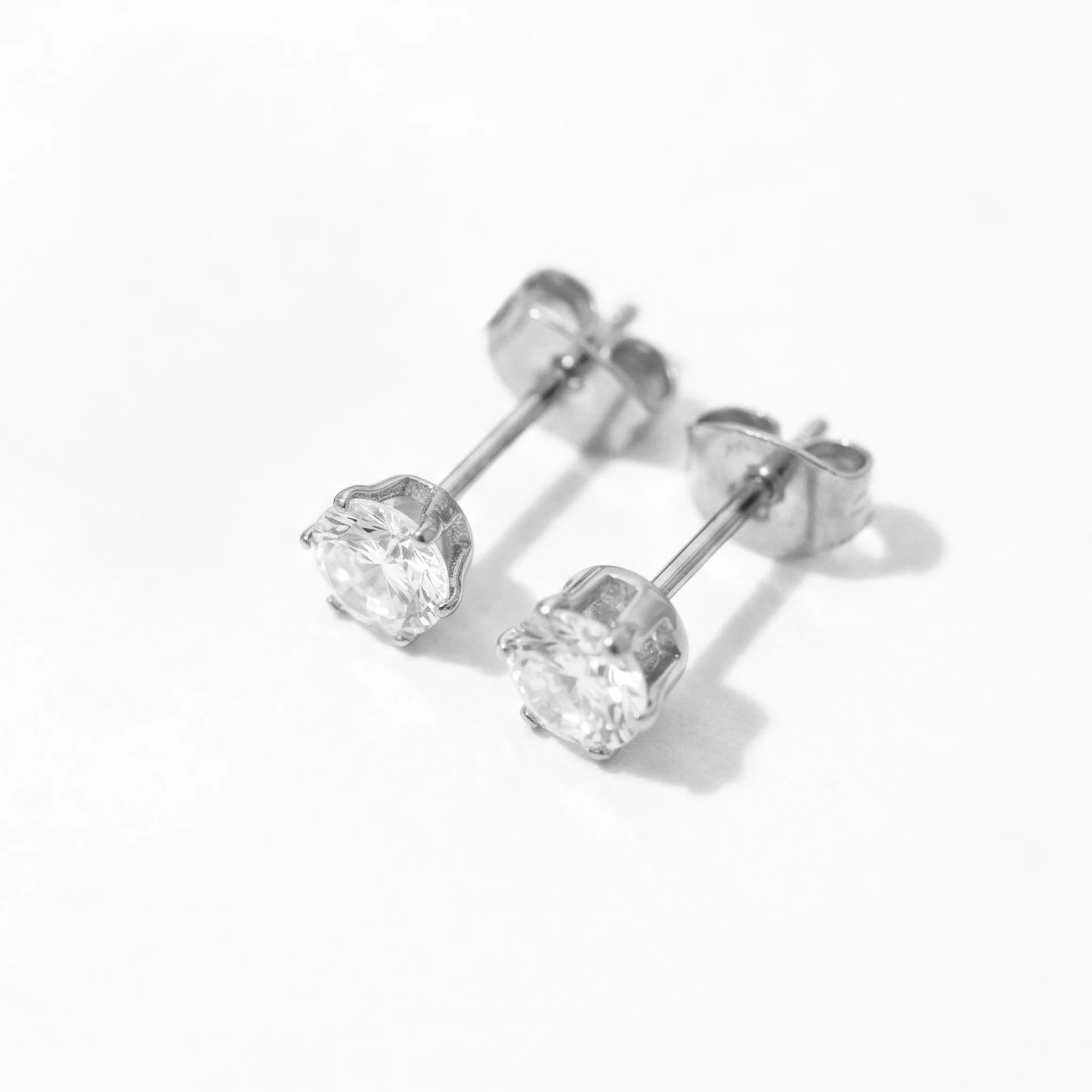 QIAOREN12597 Princess Cut Four Prong Stud Earrings Waterproof Stainless Steel 18K Gold Multi Sizes Anti-allergy Minimal Piercing