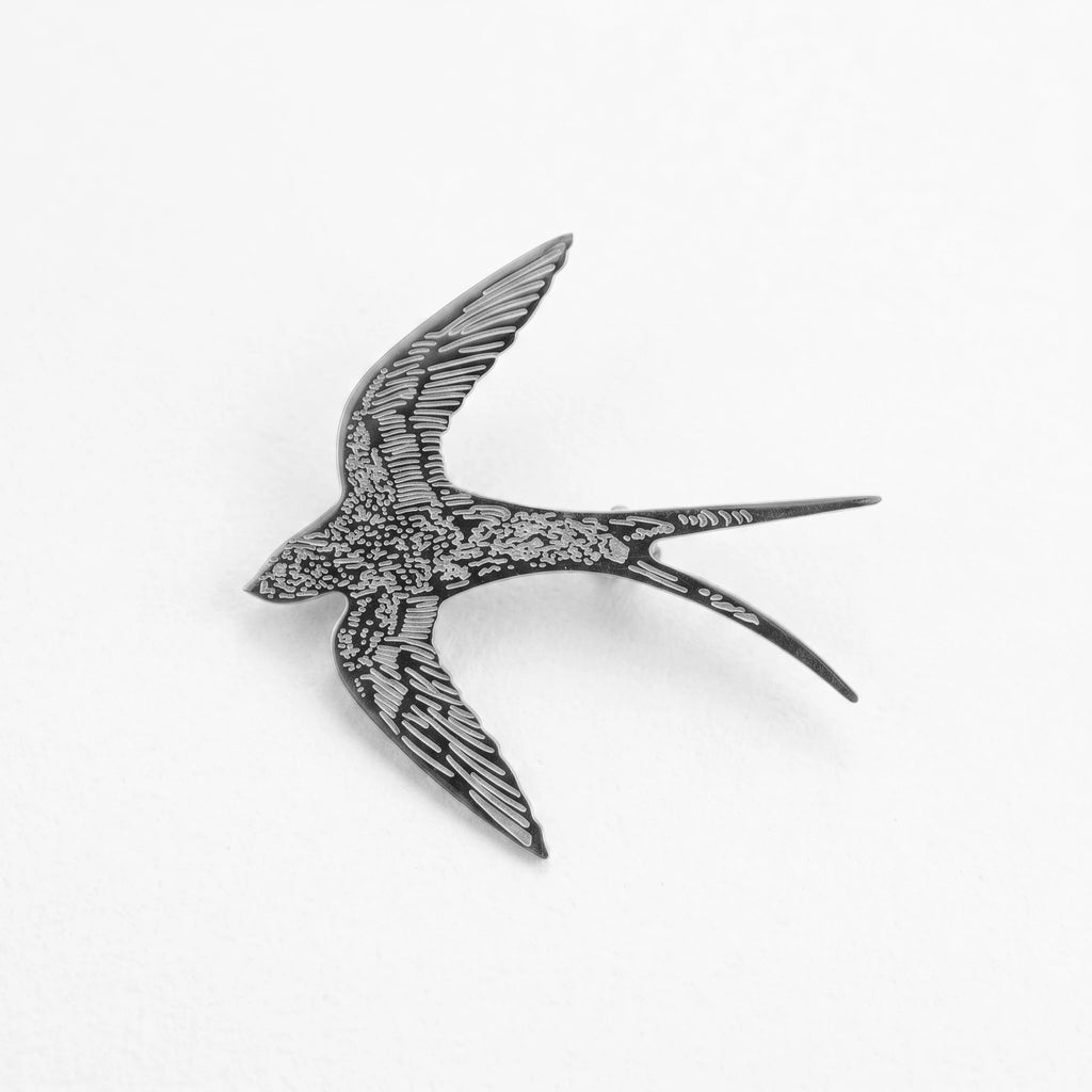 Qiaoren 10897 Stainless Steel Gold Plated Engraved Swallow Brooch Hypoallergenic No Fade Bird Lapel Pin Unisex Fashion Jewelry
