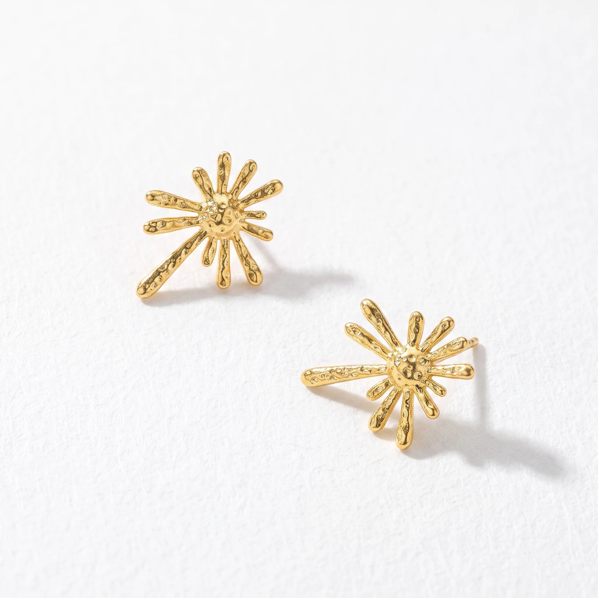 QIAOREN 13274 Gold Tone Irregular Splash Star Stud Earrings Hammered Textured Abstract Radiant Shape Pin Studs Artistic