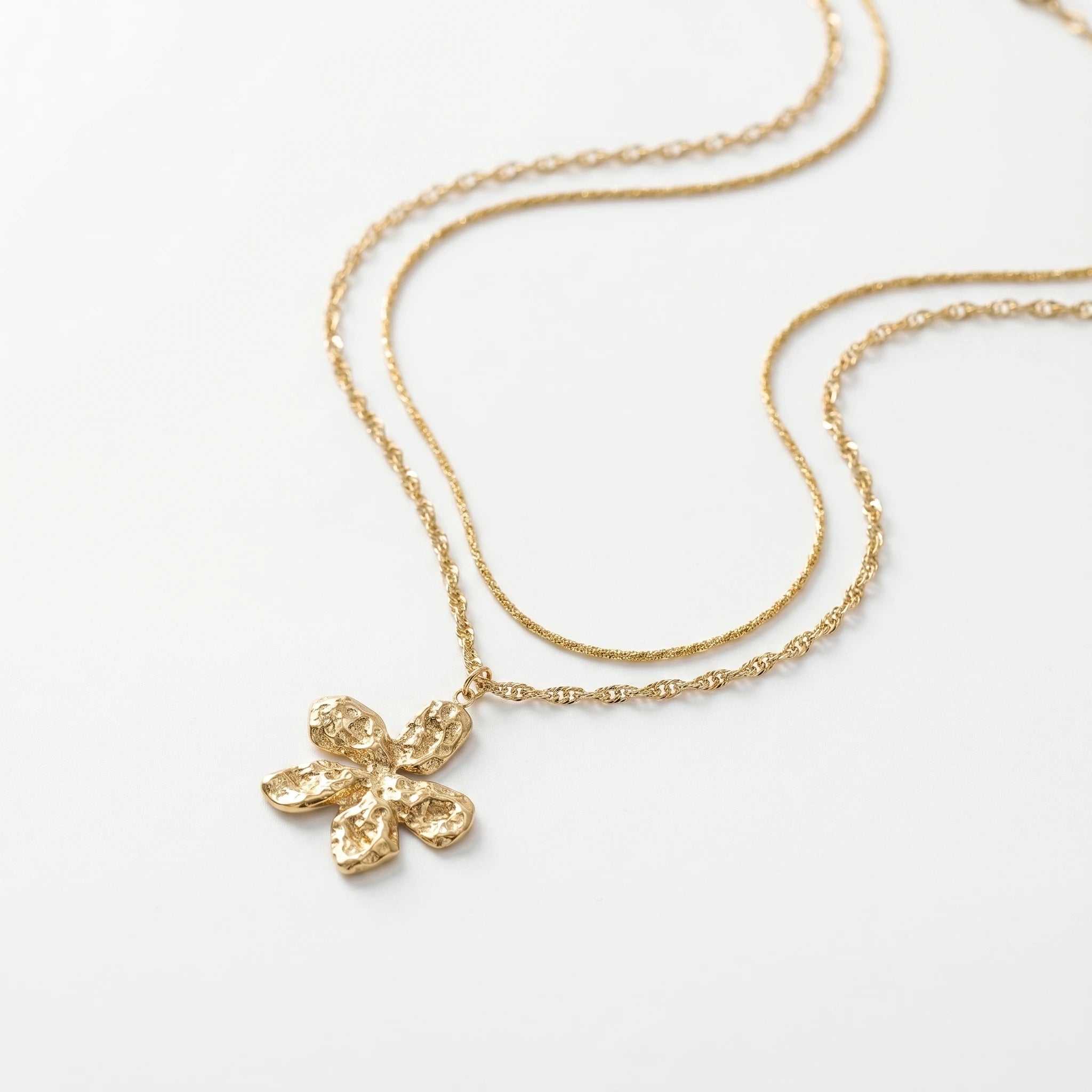QIAOREN 11696 Minimalist Hammered Flower Pendant Necklace 18K Stainless Steel Double Layered Twist Chain