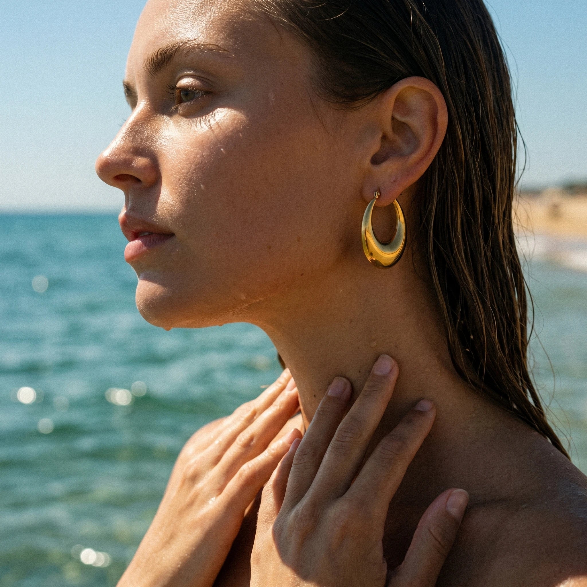 QIAOREN 10963 Hypoallergenic Stainless Steel Chunky Hoops 18K Gold Plated Waterproof Tarnish Resistant Women's Geometric Earring