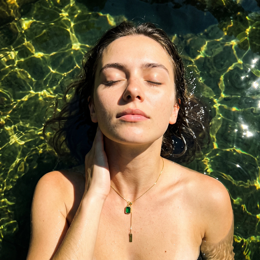 QIAOREN 13554 Stainless Steel Green Gemstone Pendant Necklace Gold Dainty Adjustable Chain Minimalist Jewelry for Women
