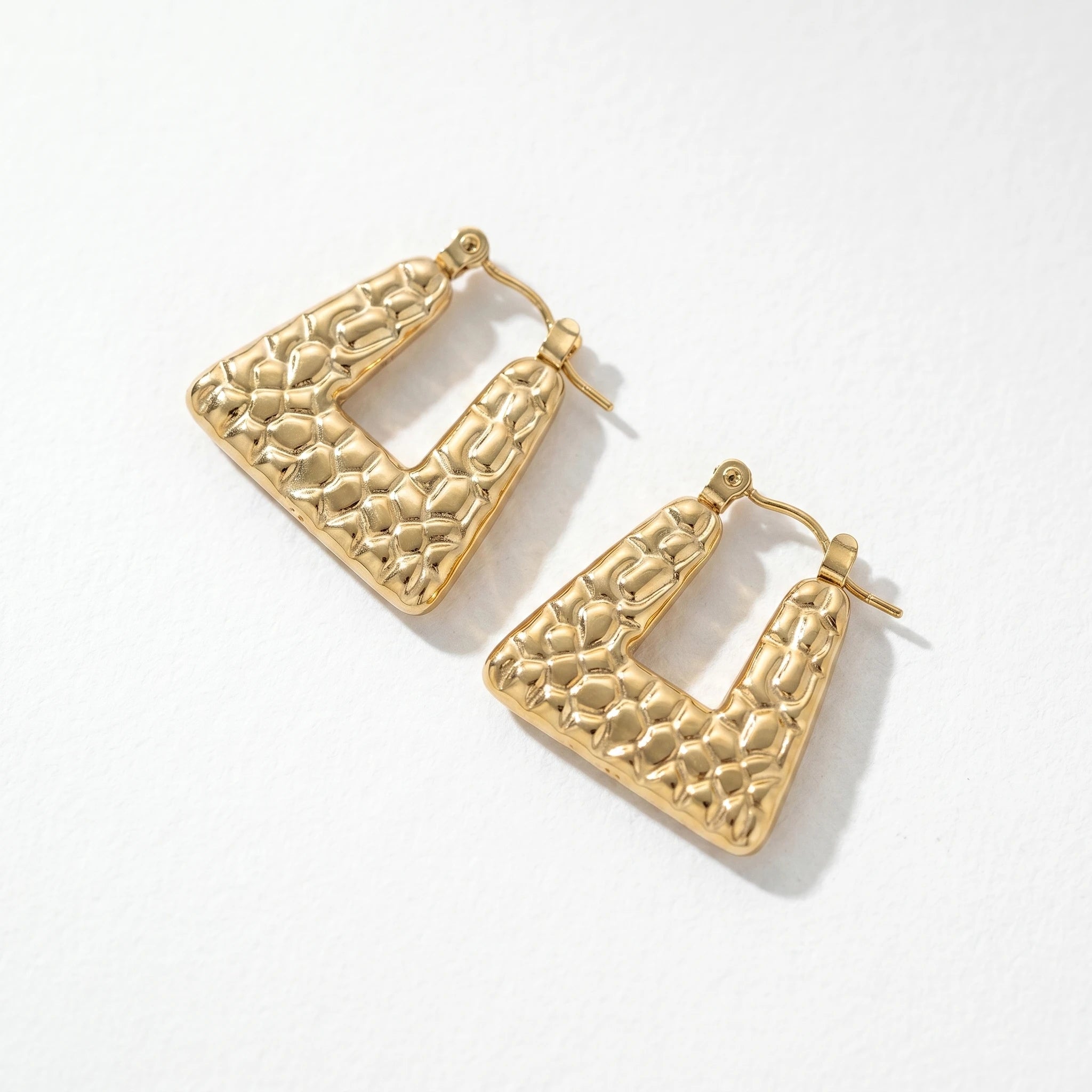 QIAOREN12565Wholesale Hammered Open Triangle Huggie Hoops Glossy Gold Stainless Steel Geometric Textured Earrings Trendy Jewelry