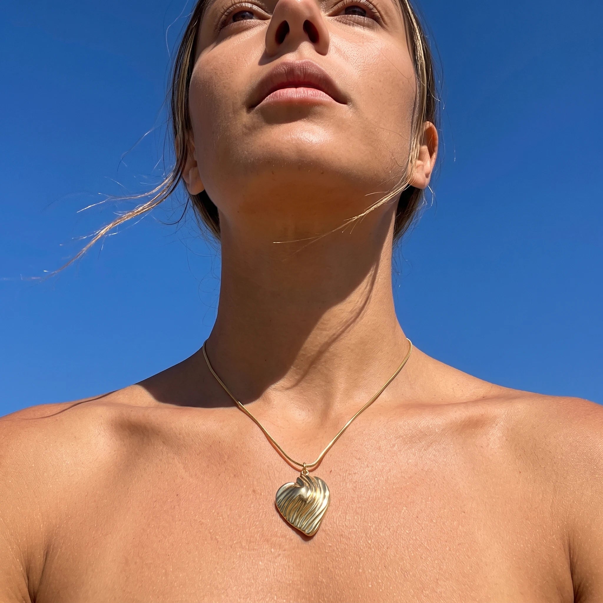 QIAOREN 13934 Smooth Snake Chain Pendant Necklace with Textured Wavy Line 3D Heart Charm, Polished Gold Modern Abstract Love