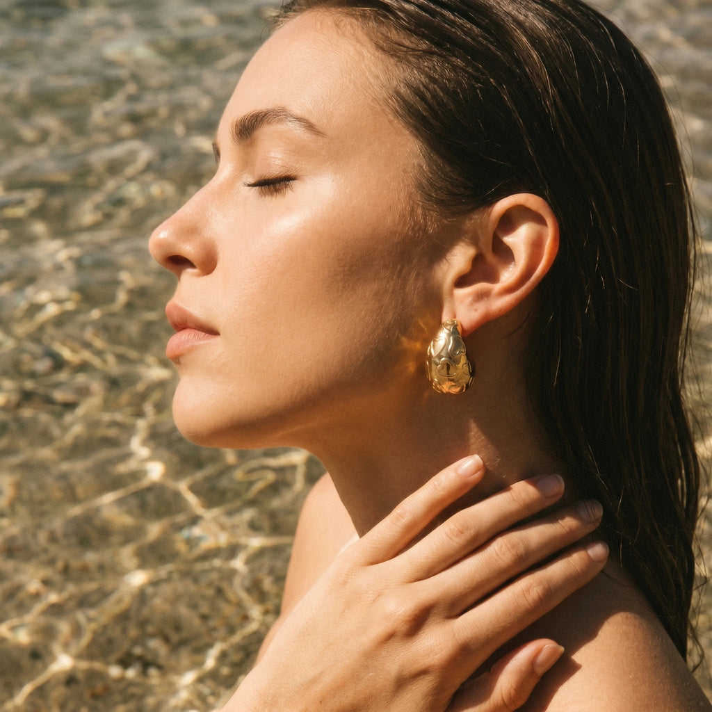 QIAOREN 12270 Elegant Carved Heart Puffy Teardrop Earrings Gold Stainless Steel Sweet Romantic Waterdrop Statement Gift Women
