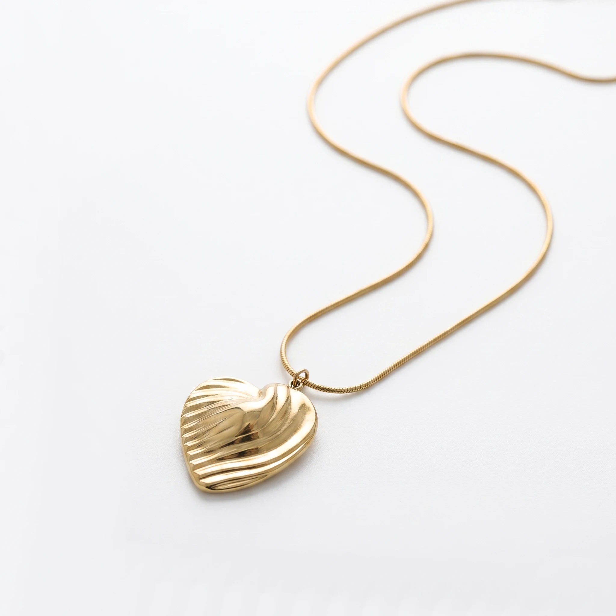 QIAOREN 13934 Smooth Snake Chain Pendant Necklace with Textured Wavy Line 3D Heart Charm, Polished Gold Modern Abstract Love