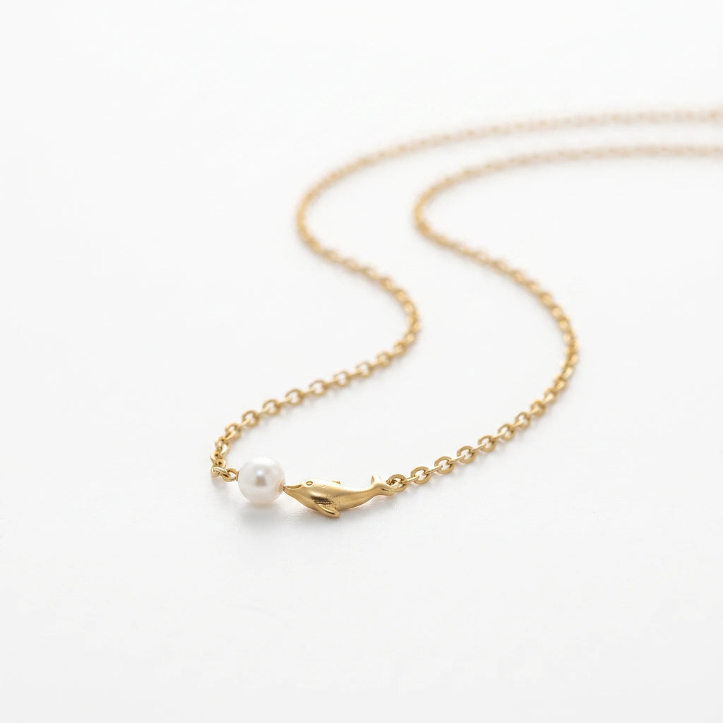 QIAOREN 13931 Thin Oval Link Chain Pendant Necklace with Mini Smiling Dolphin Charm & Single Smooth White Pearl