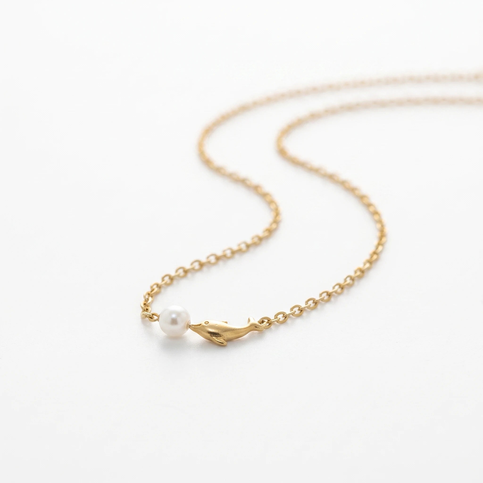 QIAOREN 13931 Thin Oval Link Chain Pendant Necklace with Mini Smiling Dolphin Charm & Single Smooth White Pearl