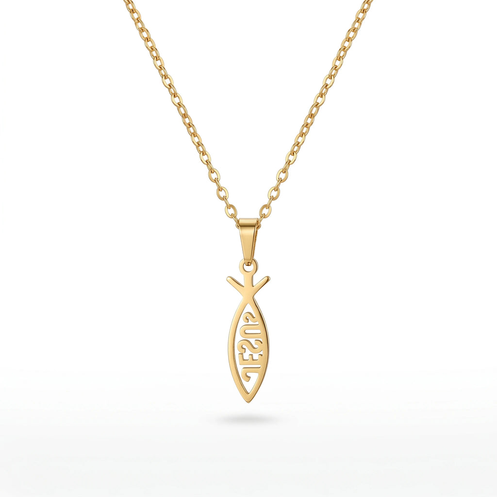 QIAOREN 11681 Boho Beach Fish Necklace 18K Gold Stainless Steel Cutout Letters Vacation Jewelry
