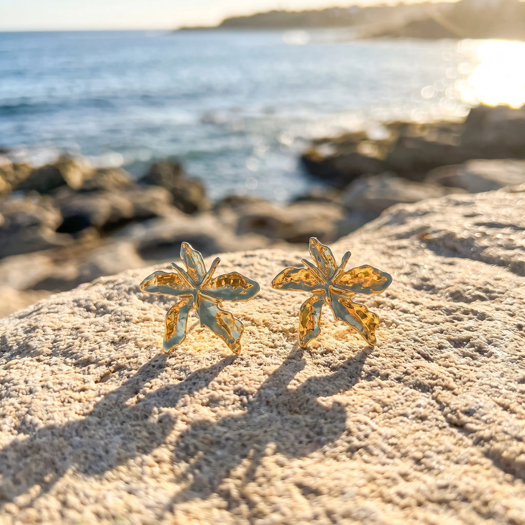 QIAOREN 14550 Hammered 3D Flower Stud Earrings, Textured Sculptural Gold Floral Earrings, Hypoallergenic Jewelry Gift