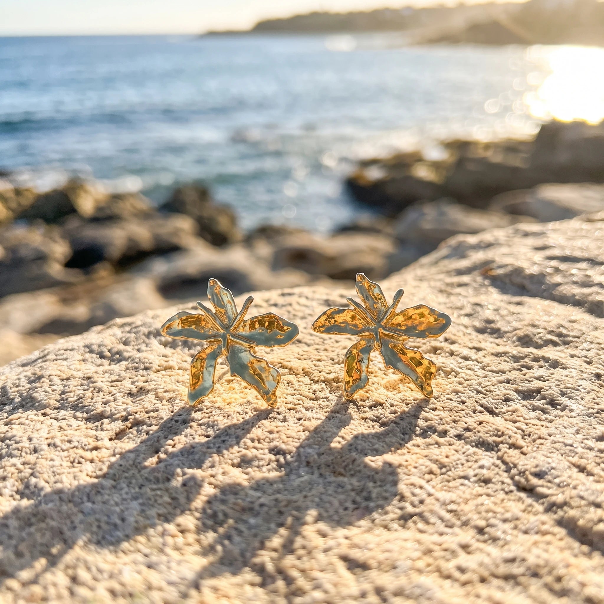 QIAOREN 14550 Hammered 3D Flower Stud Earrings, Textured Sculptural Gold Floral Earrings, Hypoallergenic Jewelry Gift