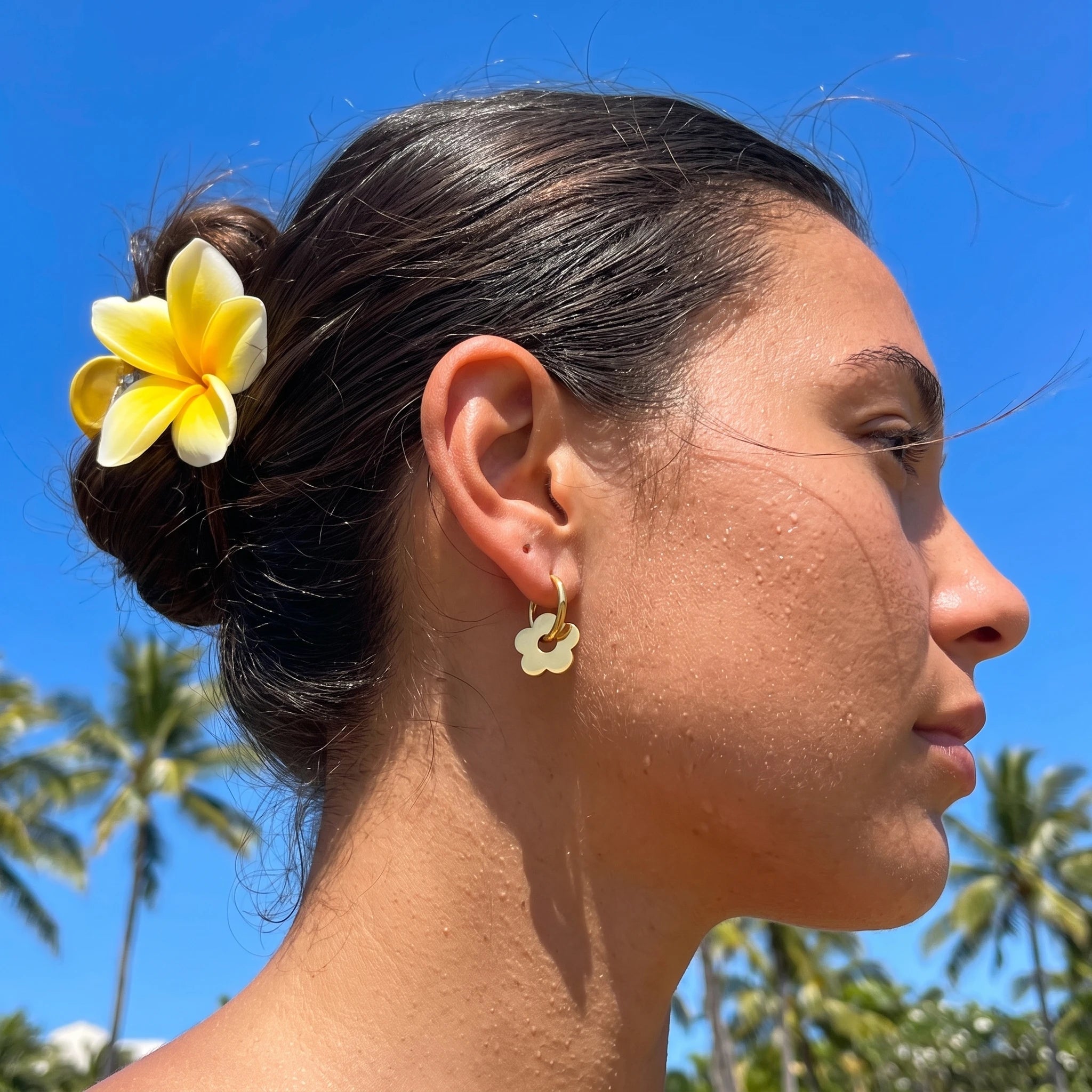 QIAOREN 13969 Stainless Steel Flower Hoop Earrings Gold Floral Huggie Earrings Minimalist Dainty Jewelry for Women