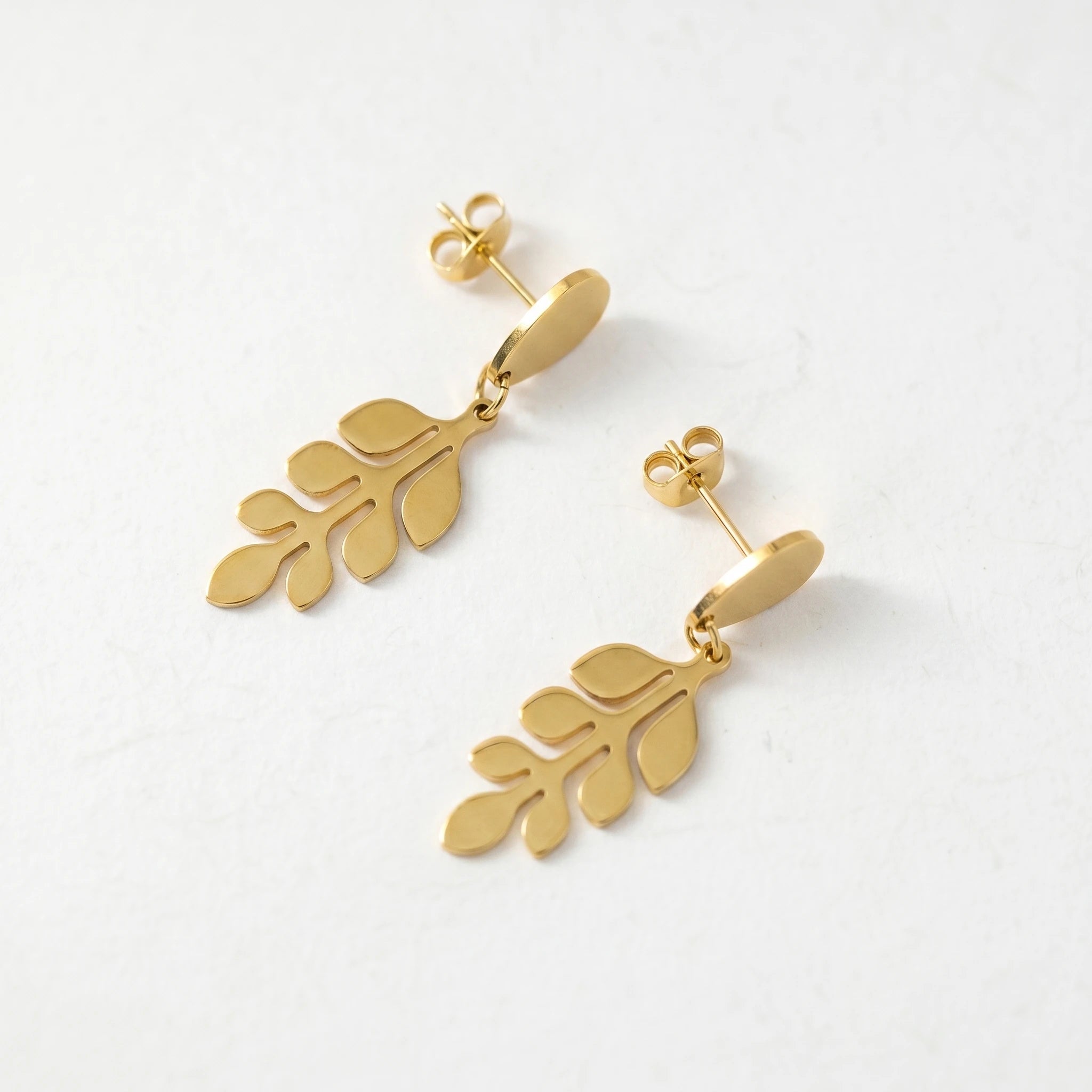 QIAOREN 11868 Elegant Gold Leaf Vine Drop Earrings Stainless Steel Dainty Branch Dangle Earrings Minimalist Nature Jewelry Women
