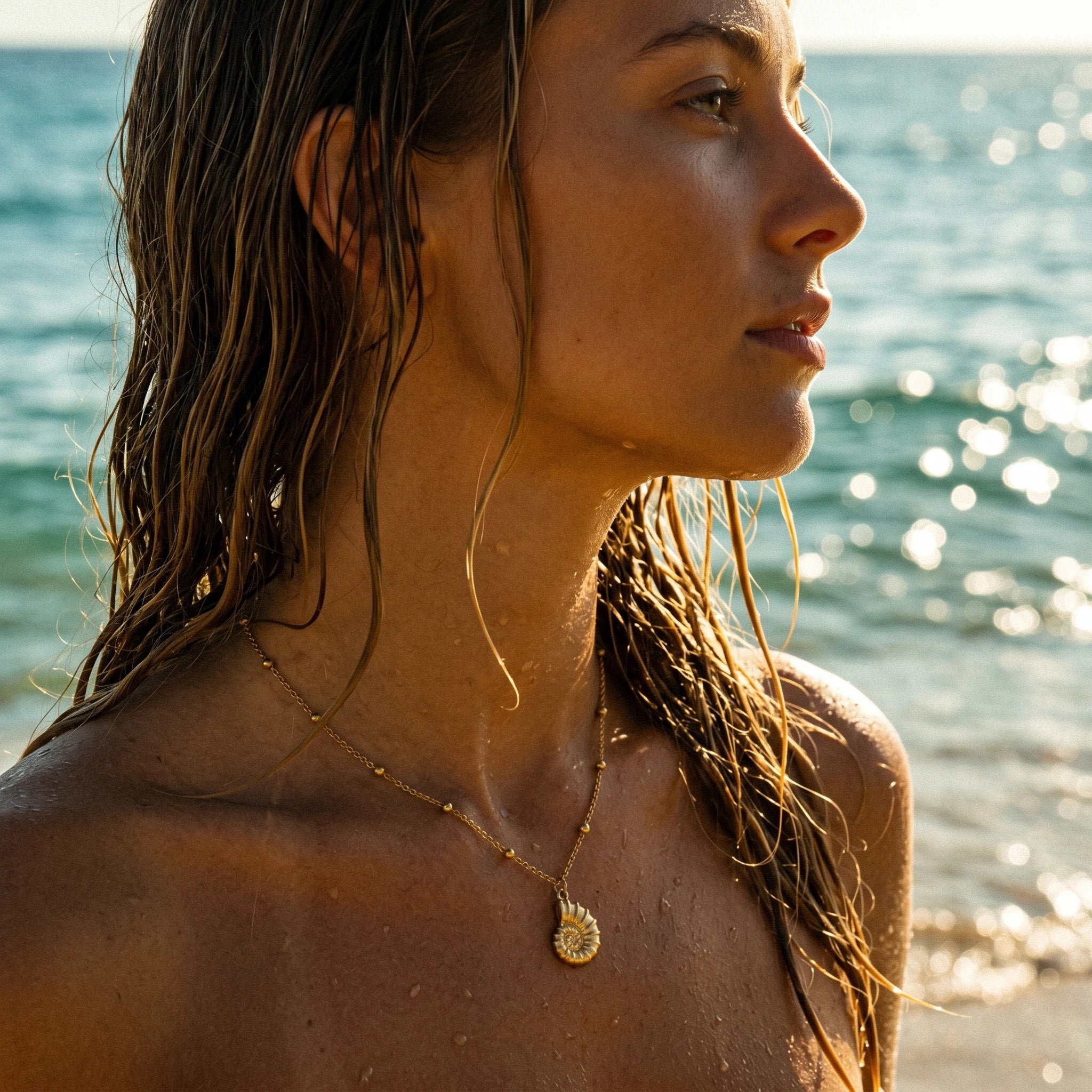 QIAOREN 11749 Ocean-inspired Spiral Shell Necklace 18K Gold Stainless Steel Boho Beach Charm Jewelry