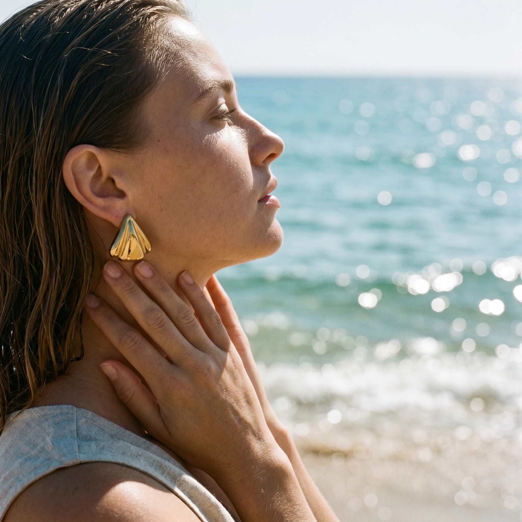 QIAOREN 10939 Sculptural Shell Stud Earrings 18K Gold Plated Stainless Steel Women's Geometric Contemporary Minimalist