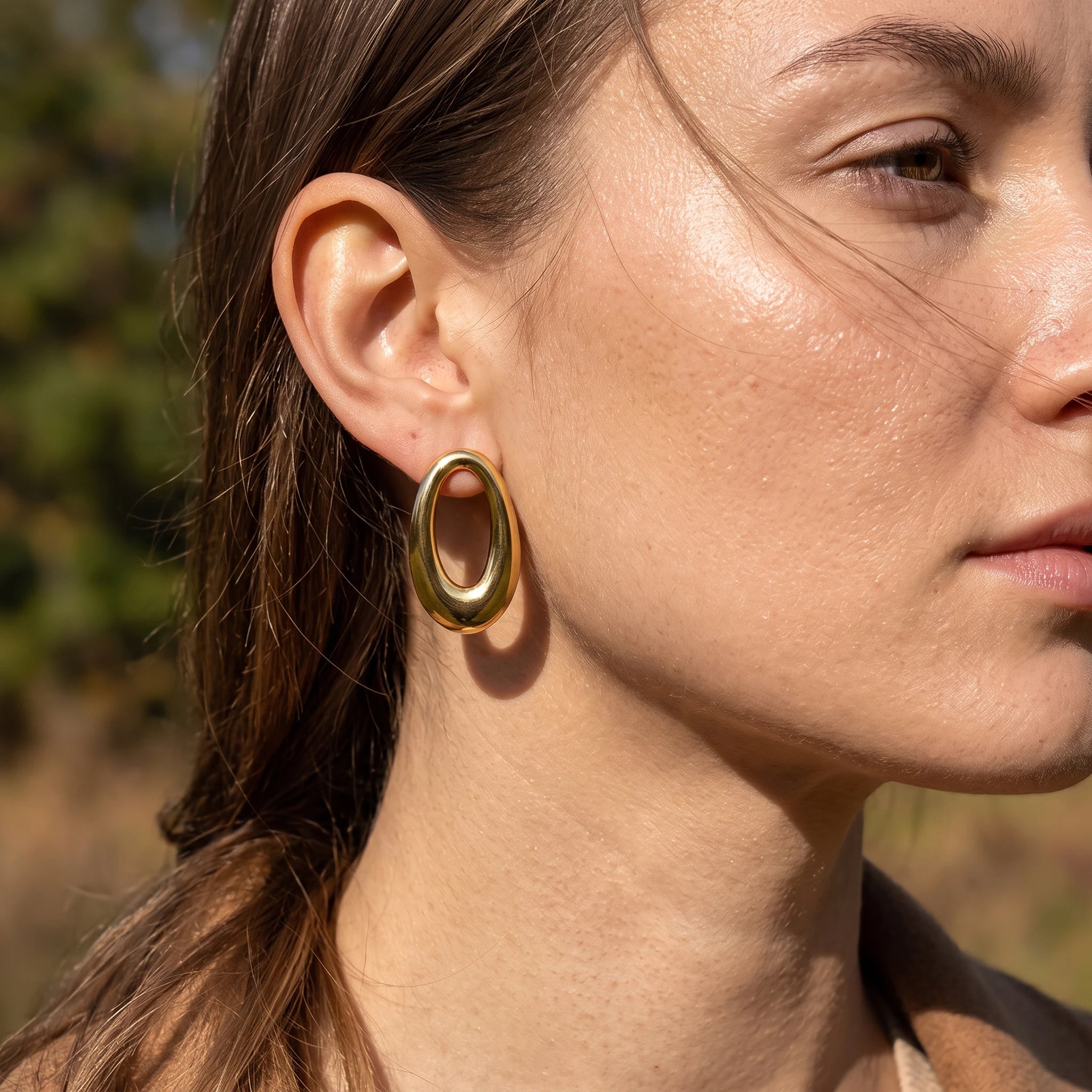 QIAOREN 14055 Polished Gold Chunky Oval Hollow Stud Earrings, Thick Tube Open Oval Hoop Ear Stud Jewelry Gift