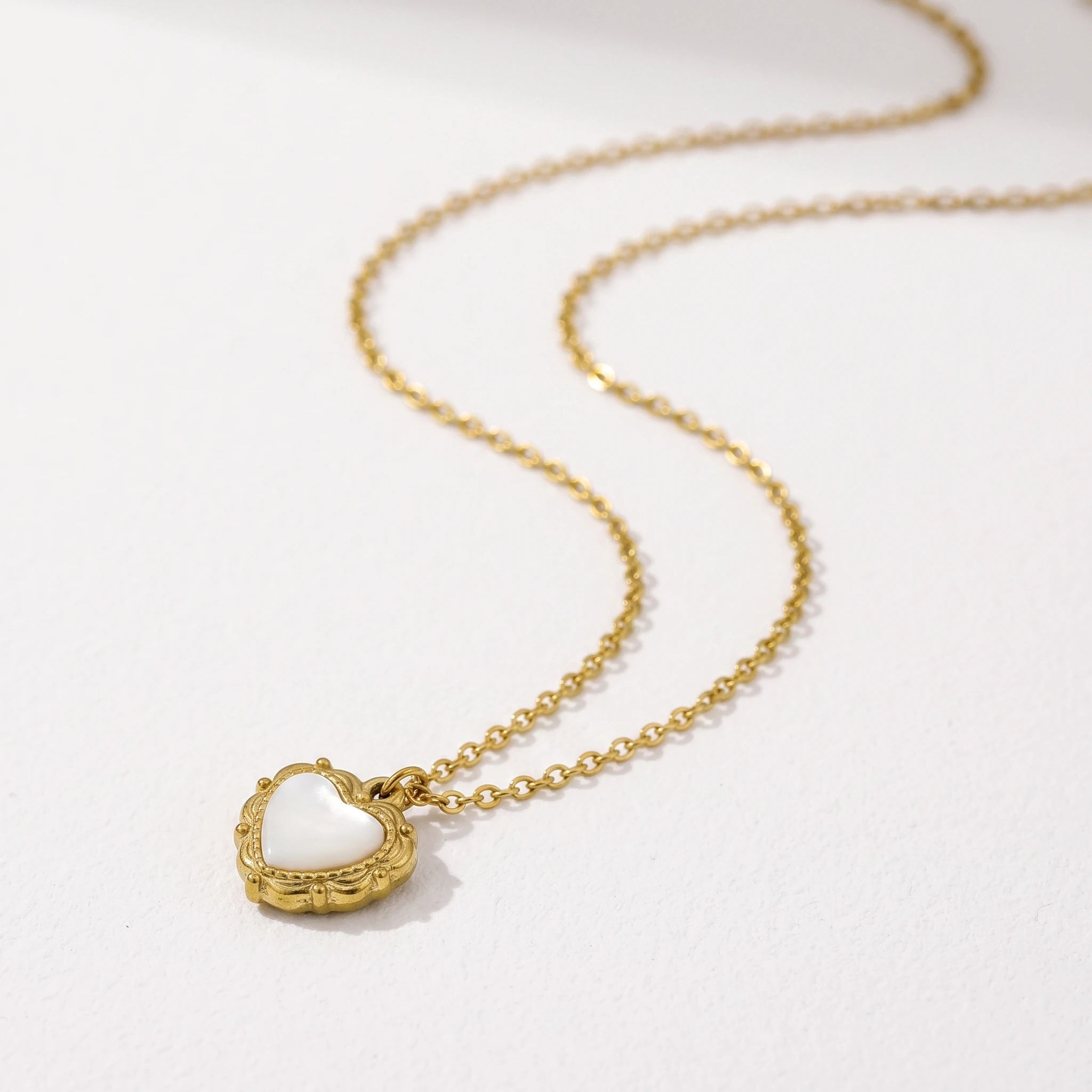 QIAOREN 13939 Thin Oval Link Chain Milgrain Bezel Heart Pendant Inlaid White Mother of Pearl, Polished Gold Vintage Love