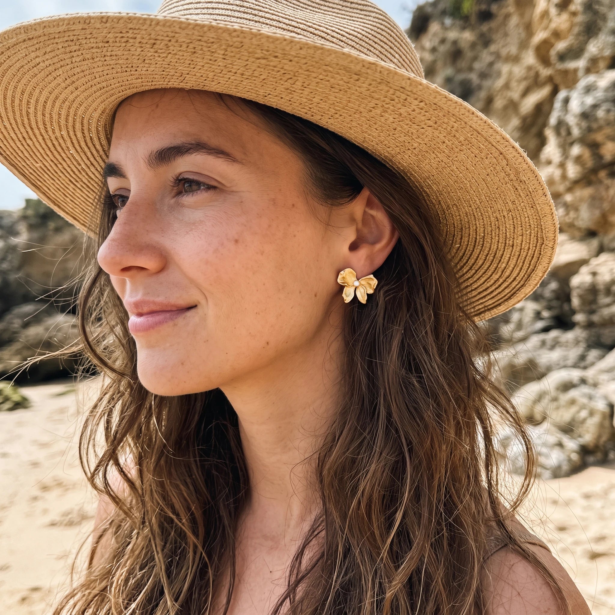 QIAOREN 14081-83 Sculptural Gold Flower Stud Earrings Stainless Steel Waterproof Minimalist Jewelry