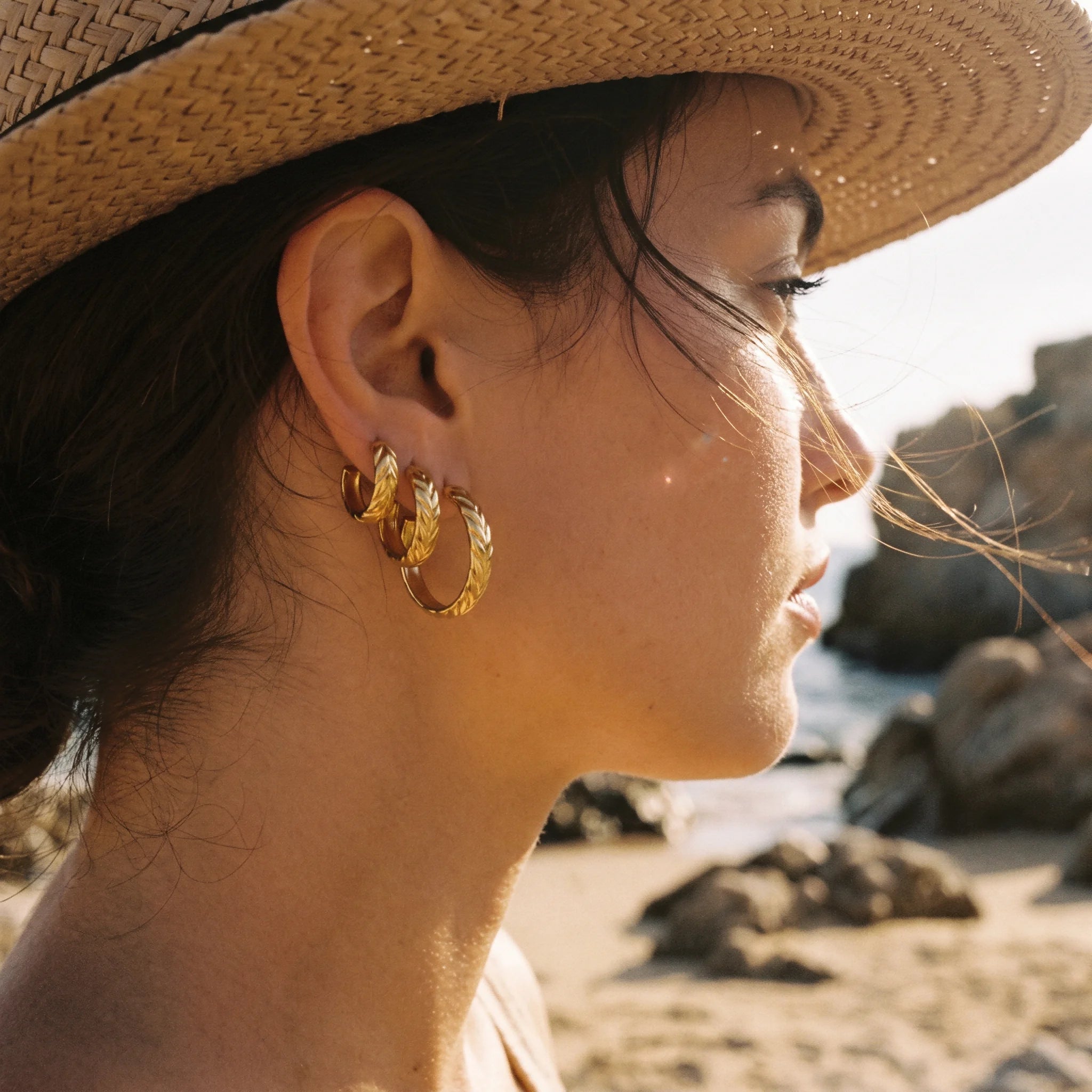 QIAOREN14603Gold Stainless Steel Hoop Earrings Wheat Texture Huggie Earrings Waterproof Hypoallergenic Fashion Jewelry for Women
