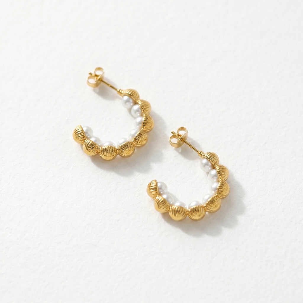 QIAOREN 12393 Trendy Scalloped Shell Pearl Hoop Earrings Gold Stainless Steel Ribbed Melon Open C Hoops Mermaidcore Women US EU