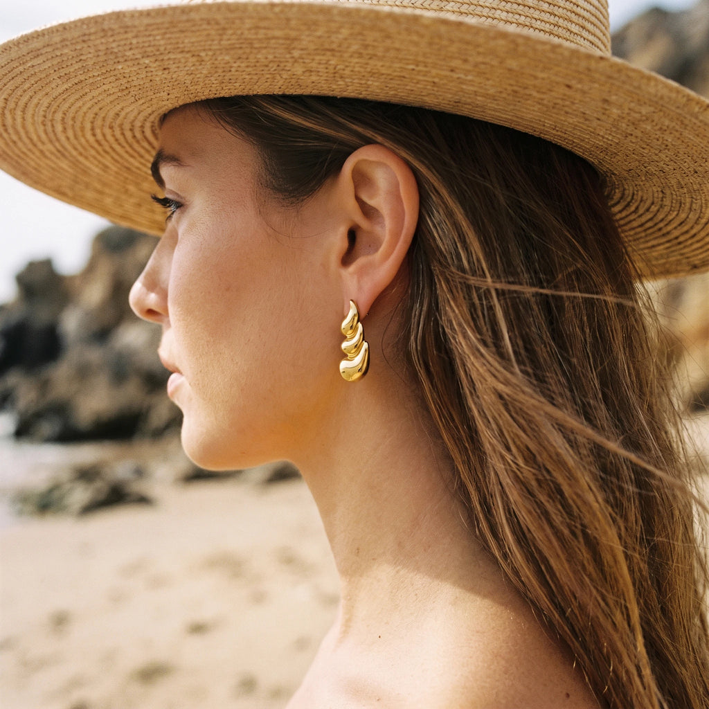 QIAOREN 14553 Stacked Fluid Curved Chunky Stud Earrings, Polished Sculptural Gold Stud Earrings, Statement Jewelry Gift