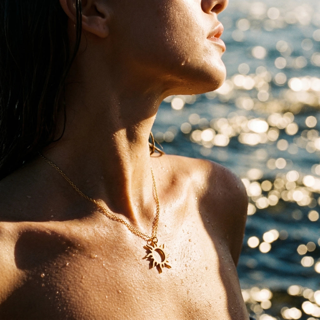 QIAOREN 11239 Waterproof 18K Gold Plated Sun Pendant Necklace Stainless Steel Beach Vacation Sunshine Jewelry