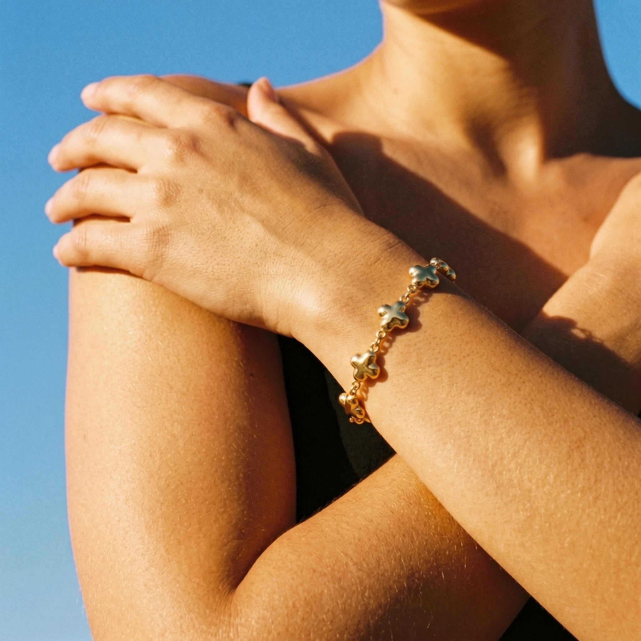QIAOREN12053 Classic Minimalist Stainless Steel Raised Four Clover Bracelet 18K Gold Plated Trend Stack Wrist Jewelry