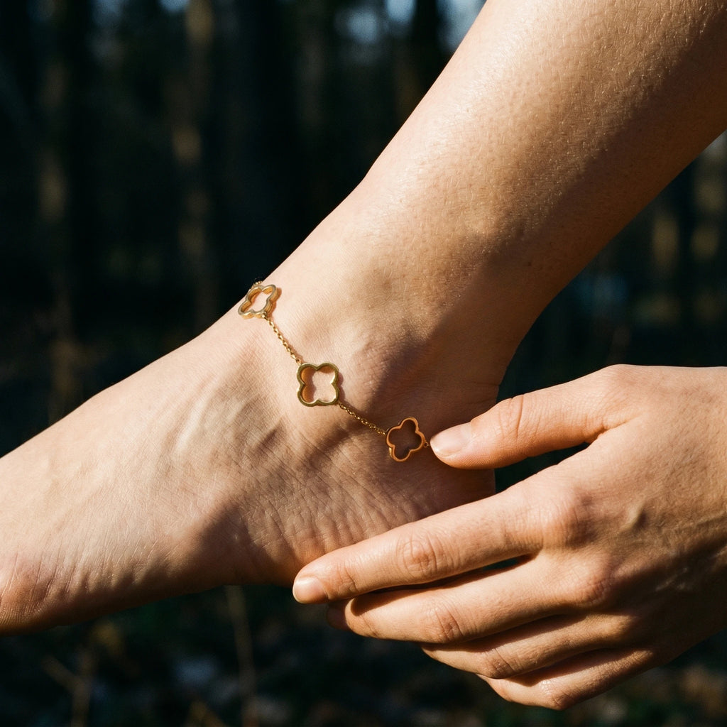 QIAOREN 11443 Tarnish Resistant Waterproof 18K Gold Plated Stainless Steel Hollow Clover Anklet