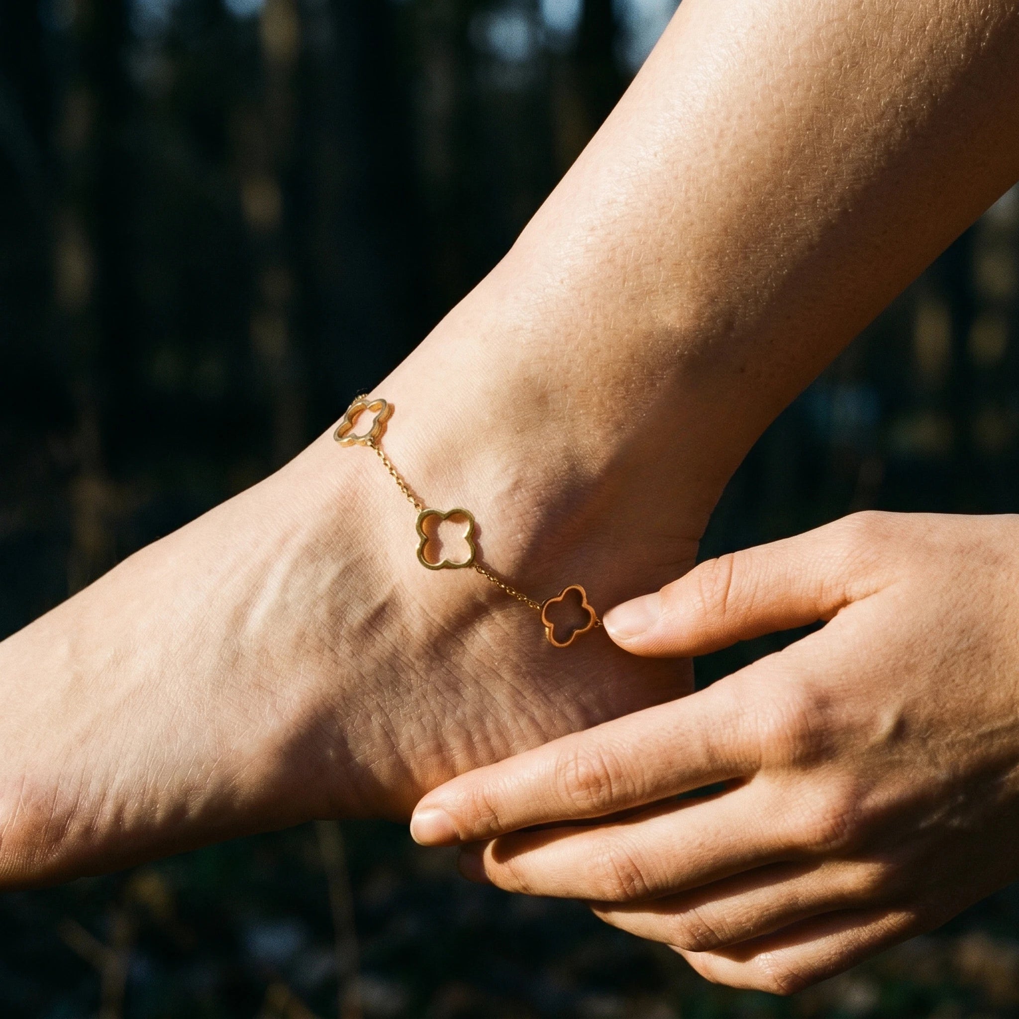 QIAOREN 11443 Tarnish Resistant Waterproof 18K Gold Plated Stainless Steel Hollow Clover Anklet