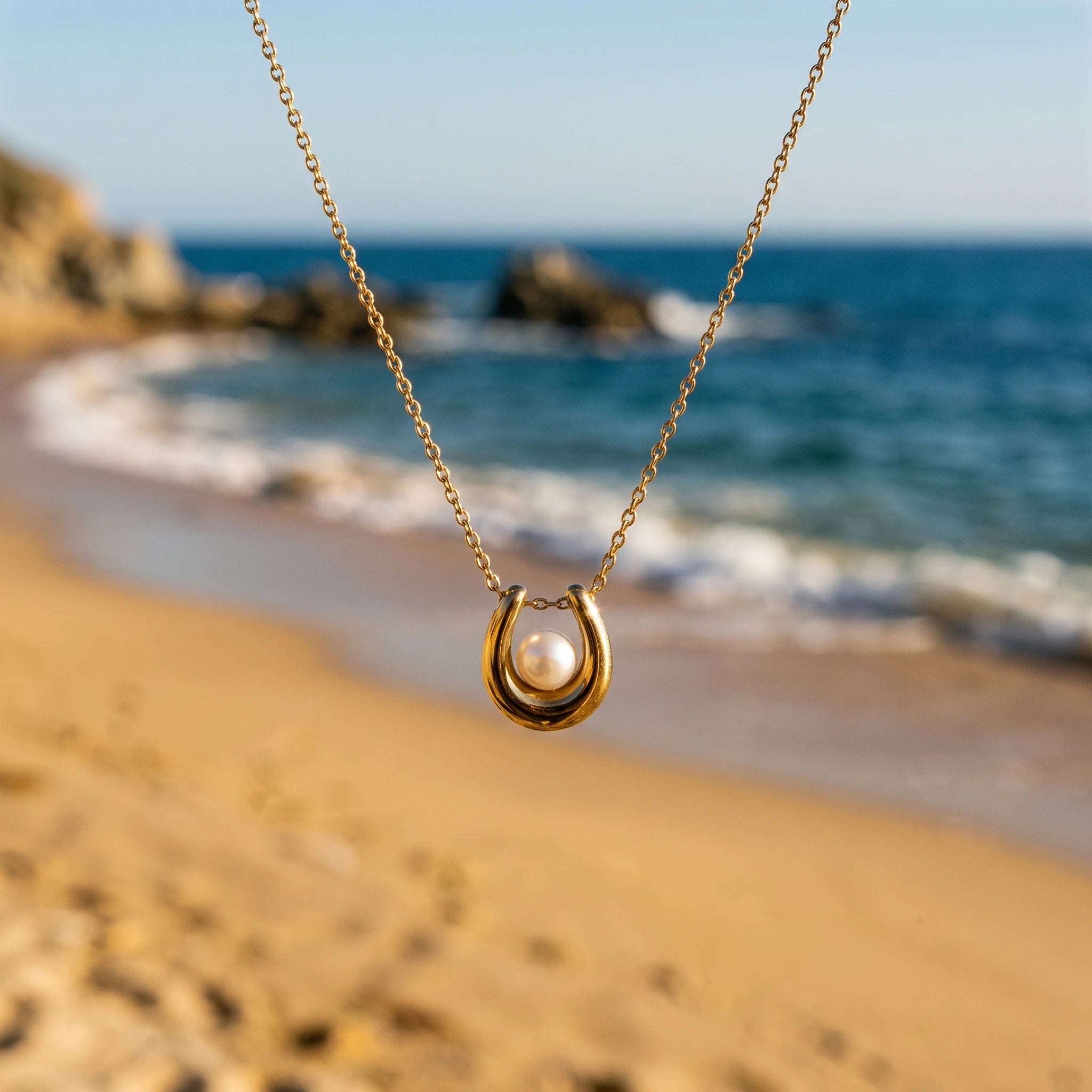 QIAOREN 13813 Thin Oval Link Chain Pendant Necklace with Smooth U-Shaped Horseshoe Frame Charm Inlaid Single Round White Pearl