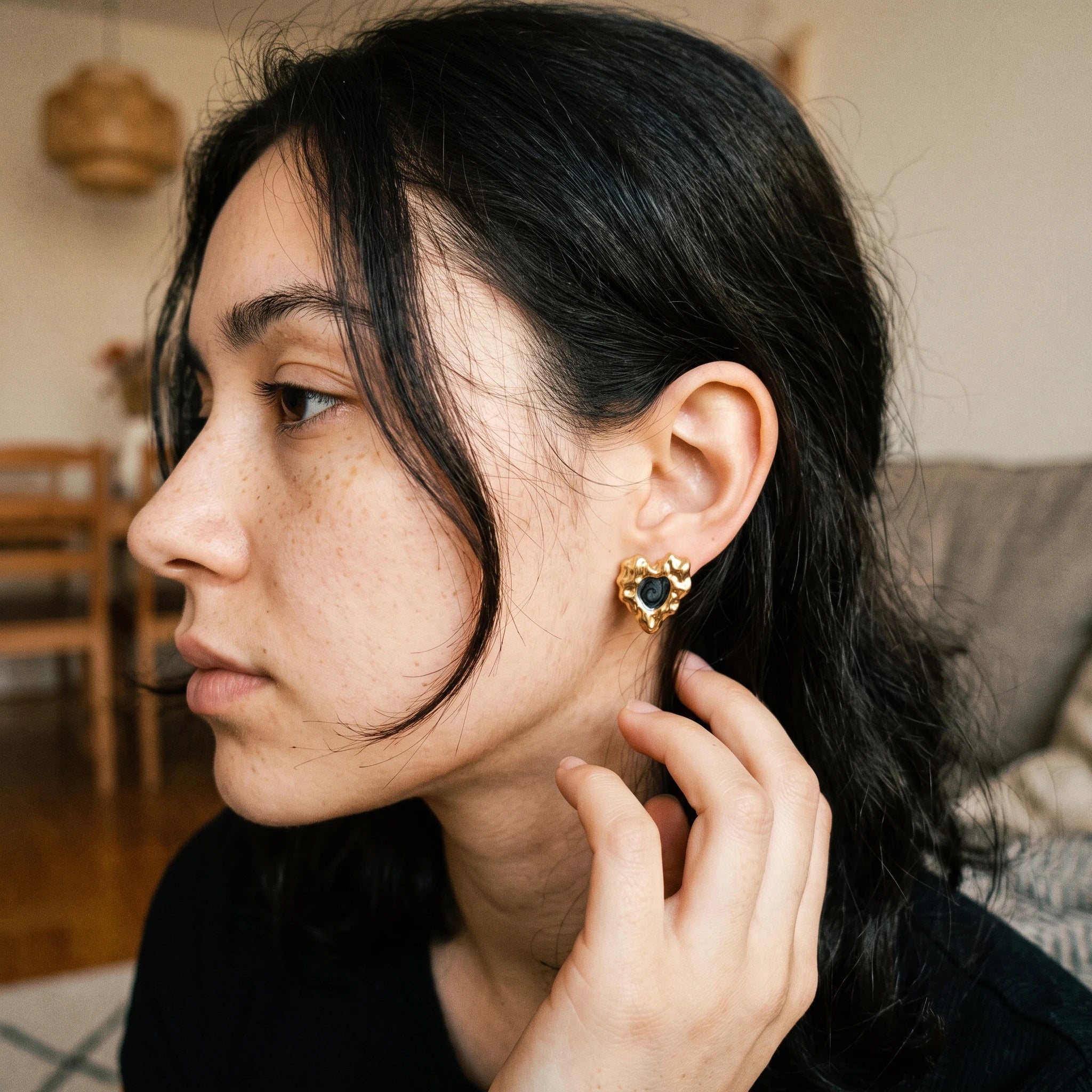 QIAOREN 14088-90 Stainless Steel Abstract Heart Stud Earrings Waterproof Hypoallergenic Gold Black Enamel Jewelry OEM ODM