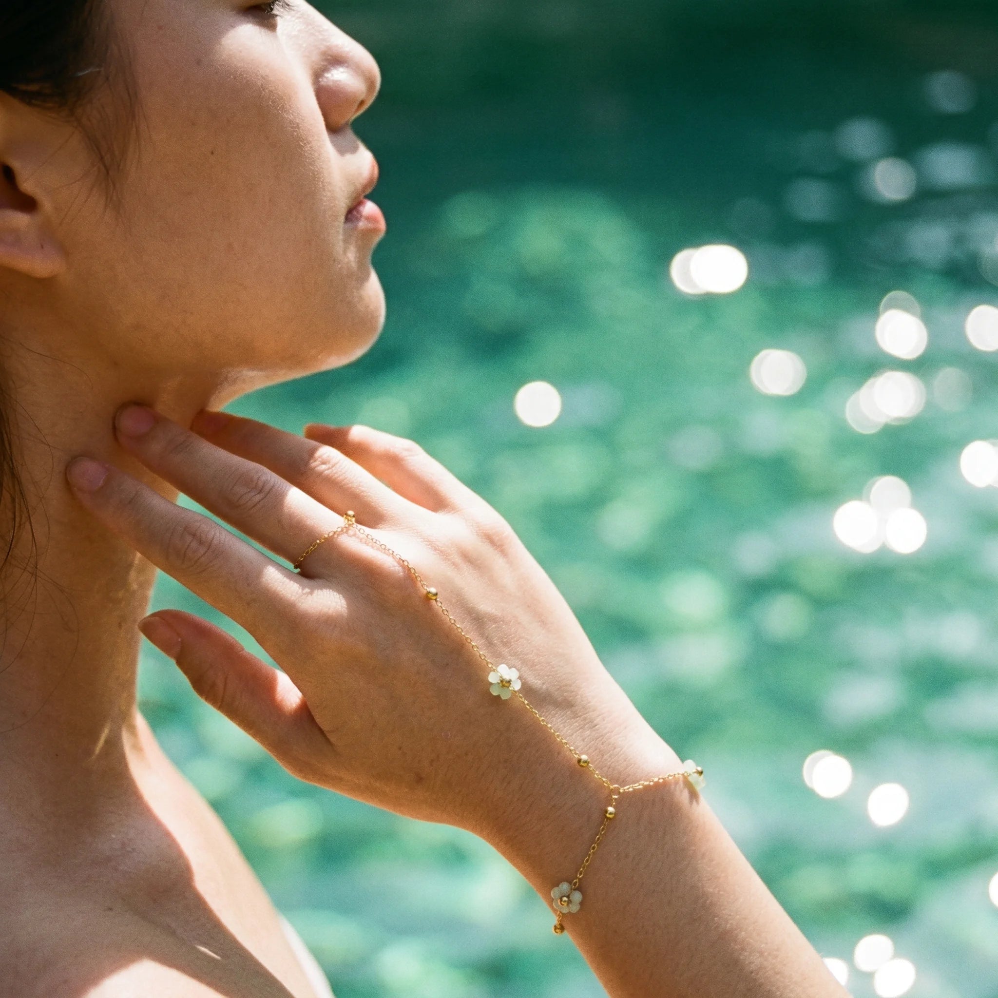 QIAOREN 10762 Waterproof Stainless Steel Daisy Slave Bracelet Gold Plated Hand Chain Ring for Women Vacation Wear