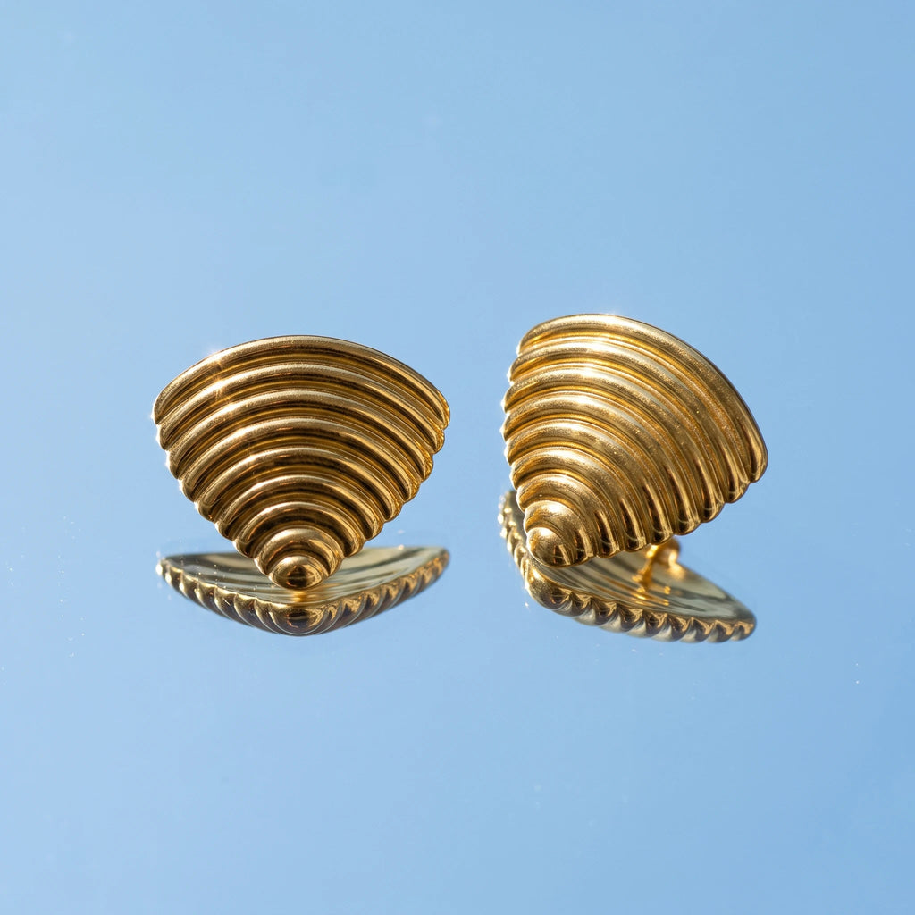 QIAOREN 14057 Polished Gold Ridged Conical Shell Stud Earrings, Horizontal Fluted Triangle Seashell Shape Ear Stud Jewelry Gift