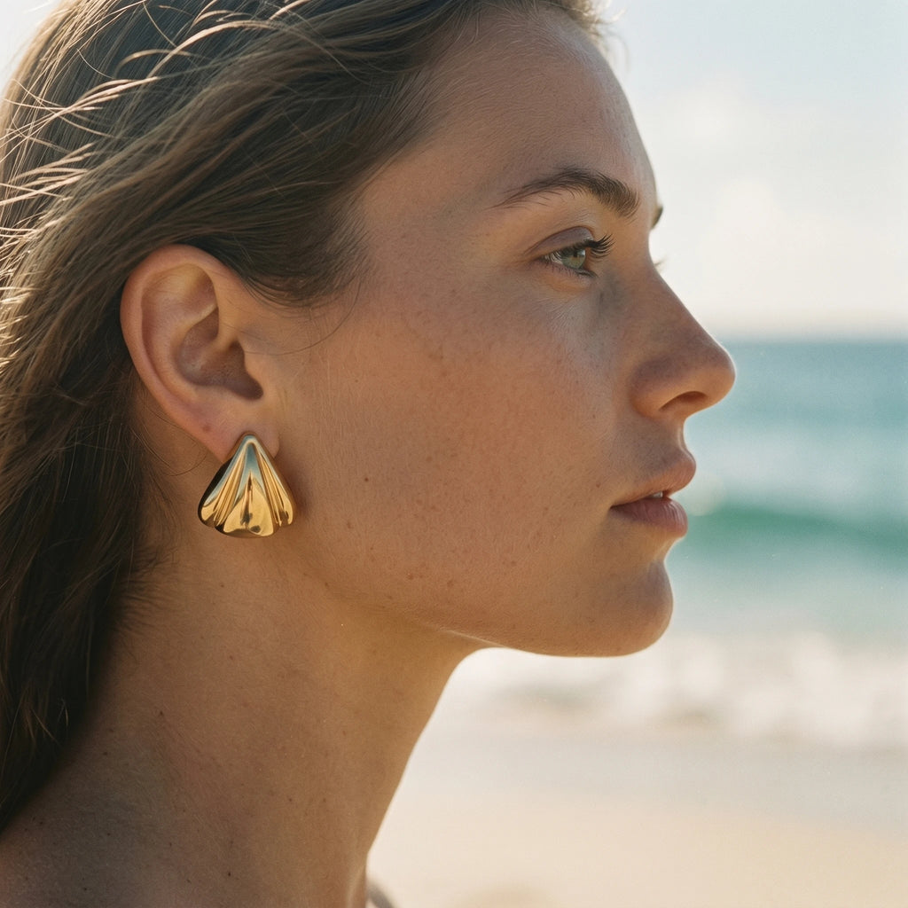 QIAOREN 10939 Sculptural Shell Stud Earrings 18K Gold Plated Stainless Steel Women's Geometric Contemporary Minimalist